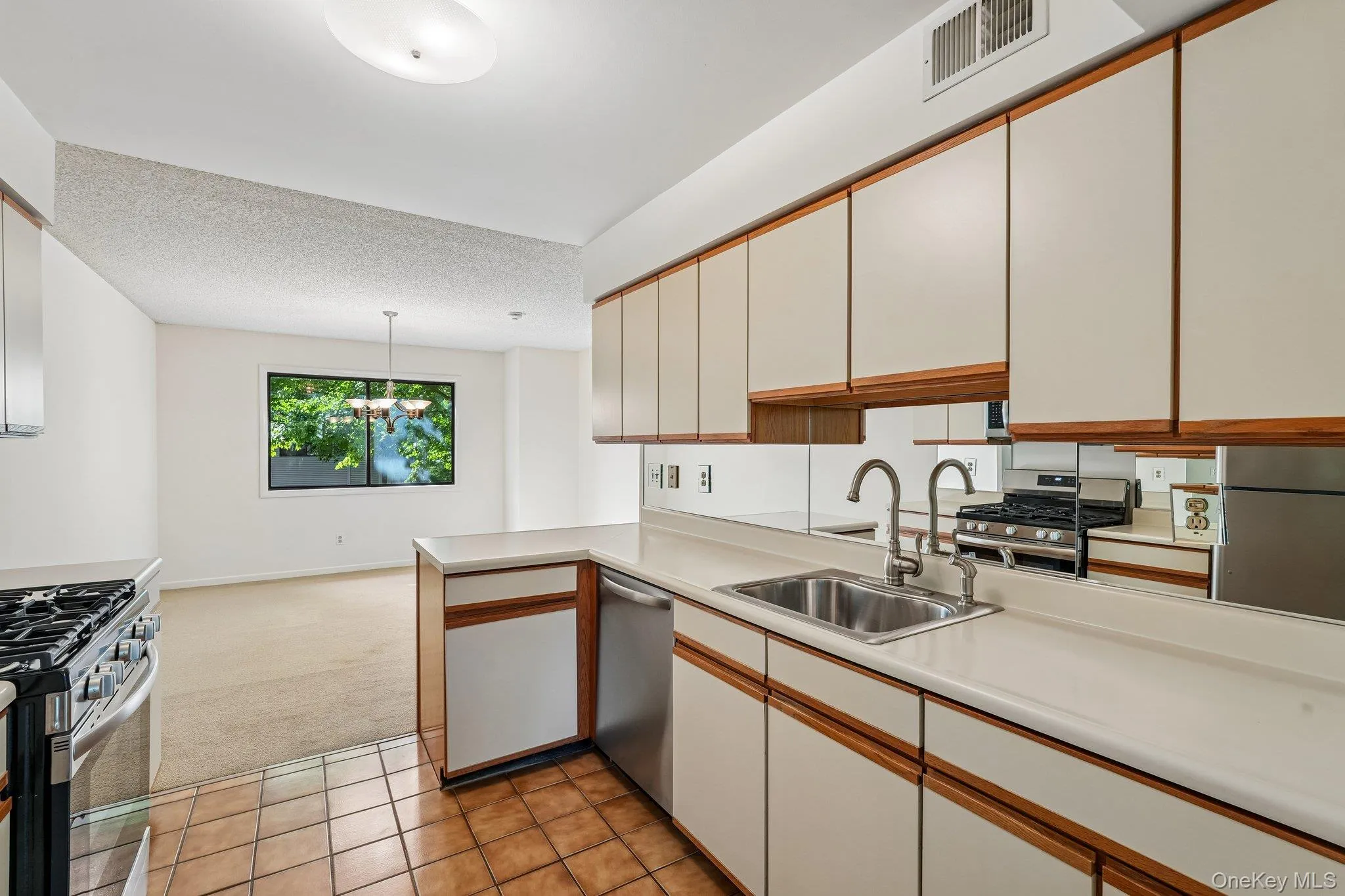 12 Evan Court, Clarkstown, NY, 2 Bedrooms Bedrooms, 6 Rooms Rooms,2 BathroomsBathrooms,Residential,For Rent,Evan,0,1010221 12 Evan Court, Clarkstown, NY, 2 Bedrooms Bedrooms, 6 Rooms Rooms,2 BathroomsBathrooms,Residential,For Rent,Evan,0,1010221