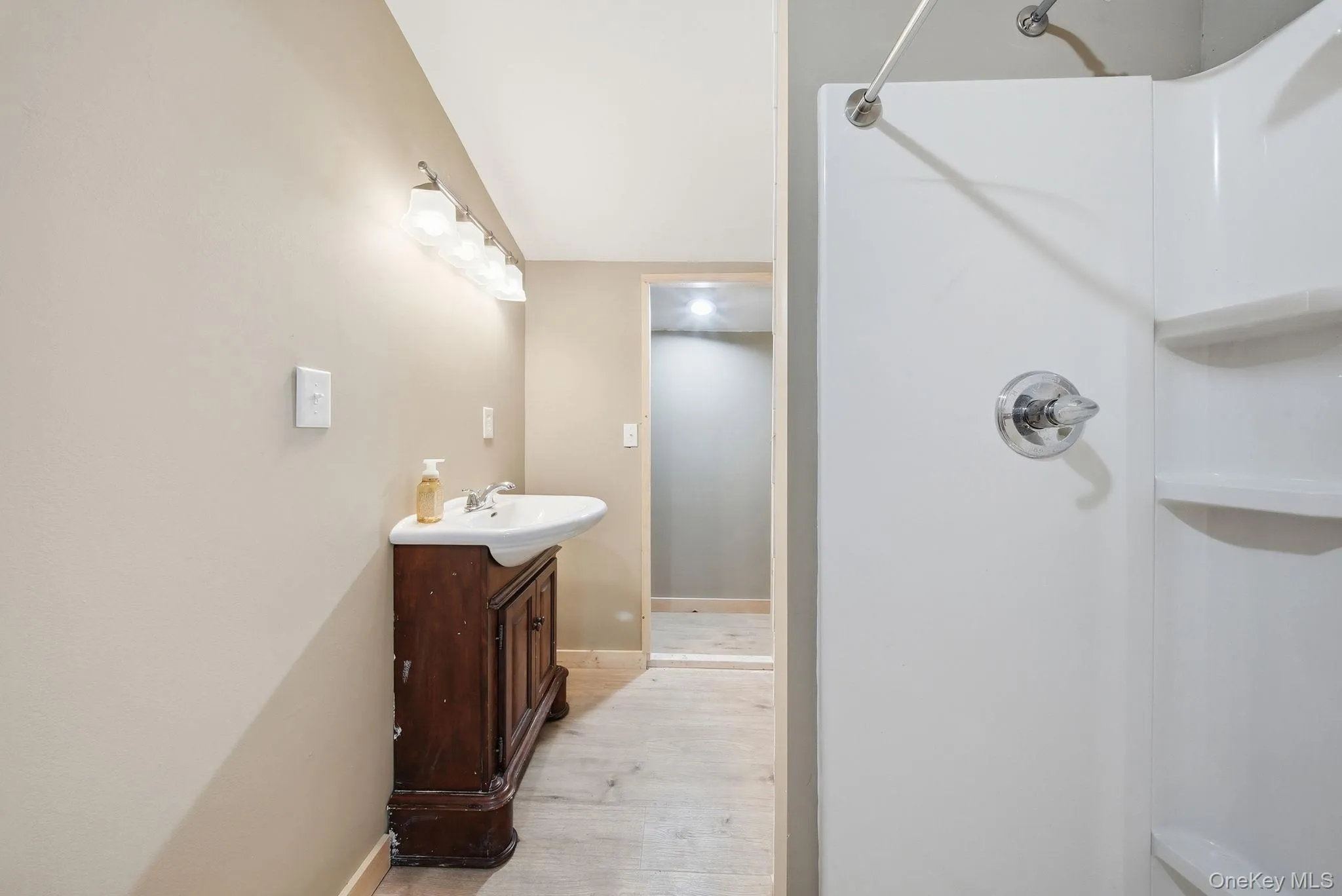 Main Bathroom Main Bathroom