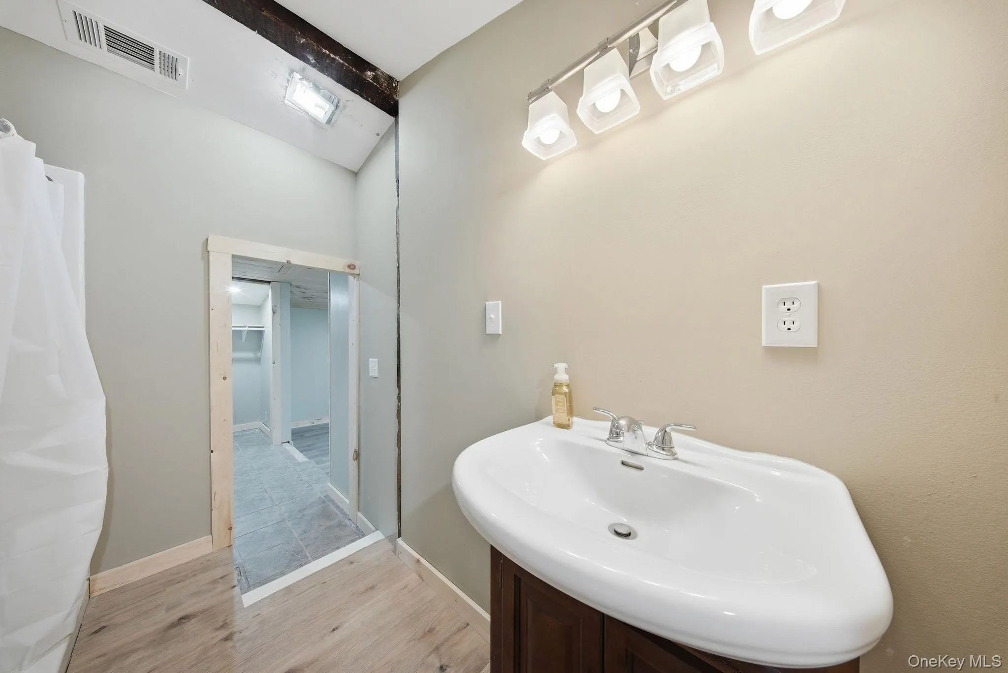 Main Bathroom Main Bathroom