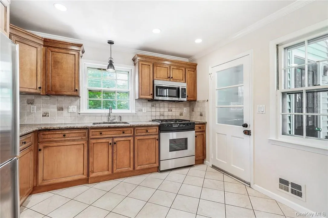 47 Wendt Avenue, Mamaroneck, NY, 4 Bedrooms Bedrooms, 8 Rooms Rooms,2 BathroomsBathrooms,Residential Lease,For Rent,Wendt,0,1010239 47 Wendt Avenue, Mamaroneck, NY, 4 Bedrooms Bedrooms, 8 Rooms Rooms,2 BathroomsBathrooms,Residential Lease,For Rent,Wendt,0,1010239