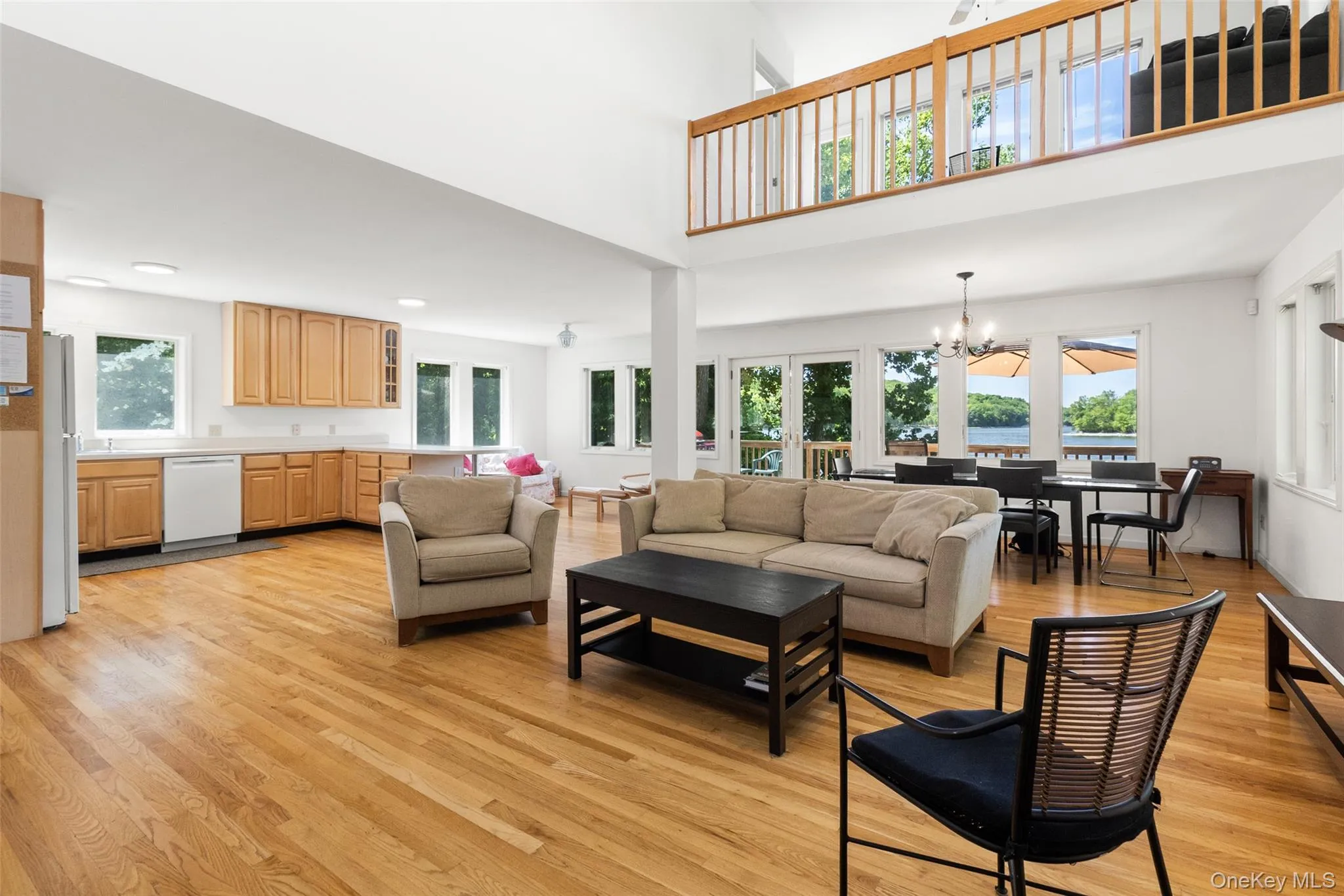 Hardwood floors thru-out. Hardwood floors thru-out.