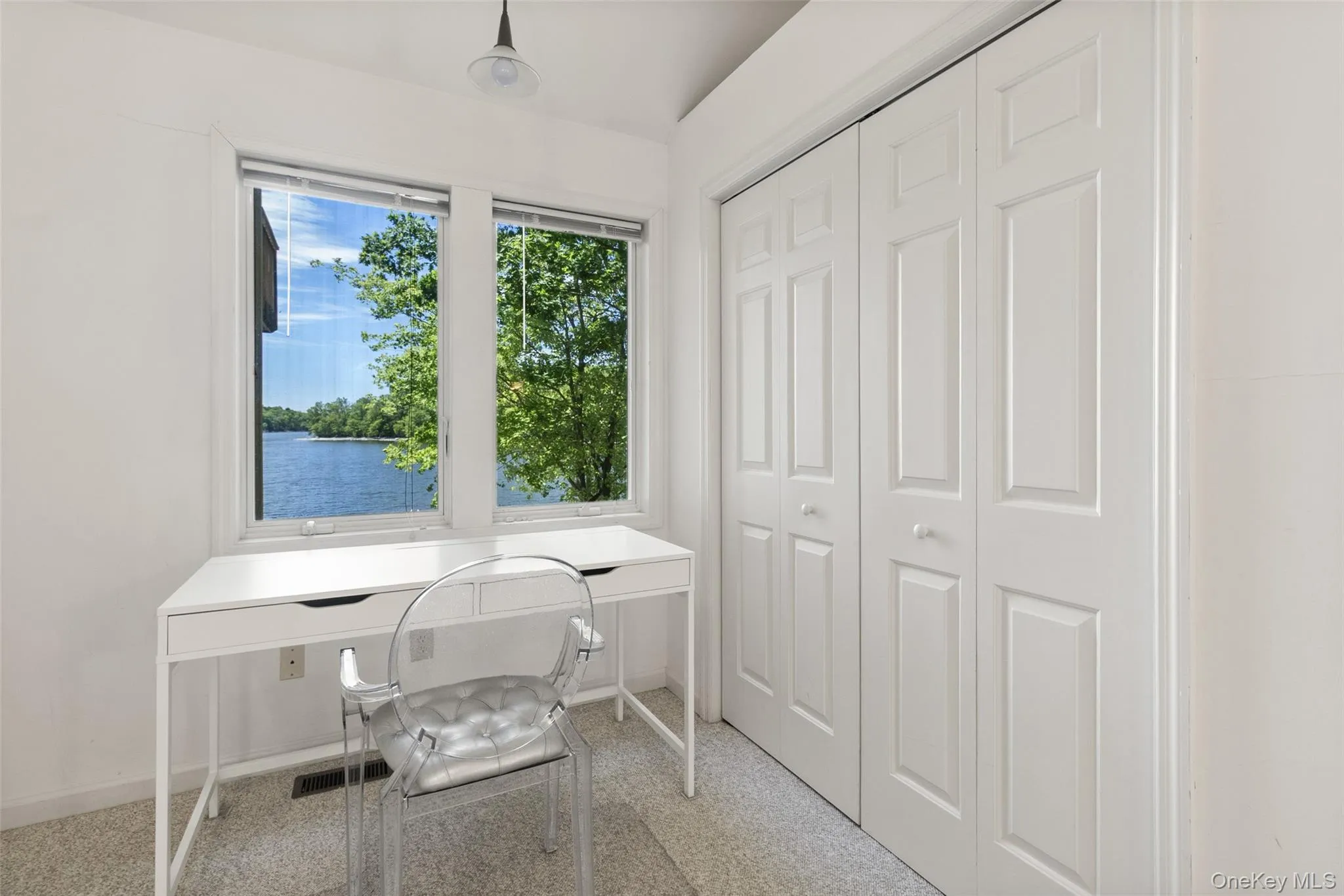 Bedroom on the first floor with lake views Bedroom on the first floor with lake views