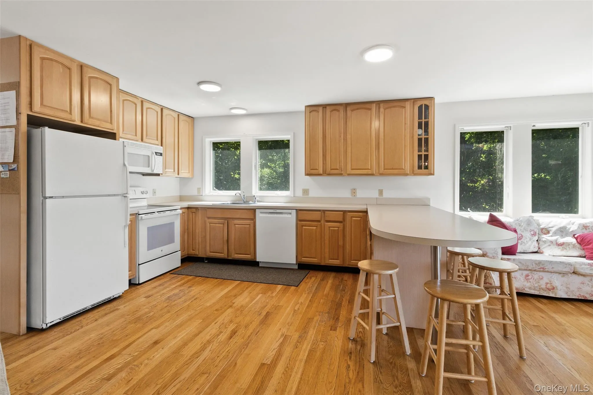 Walk thru and open kitchen Walk thru and open kitchen