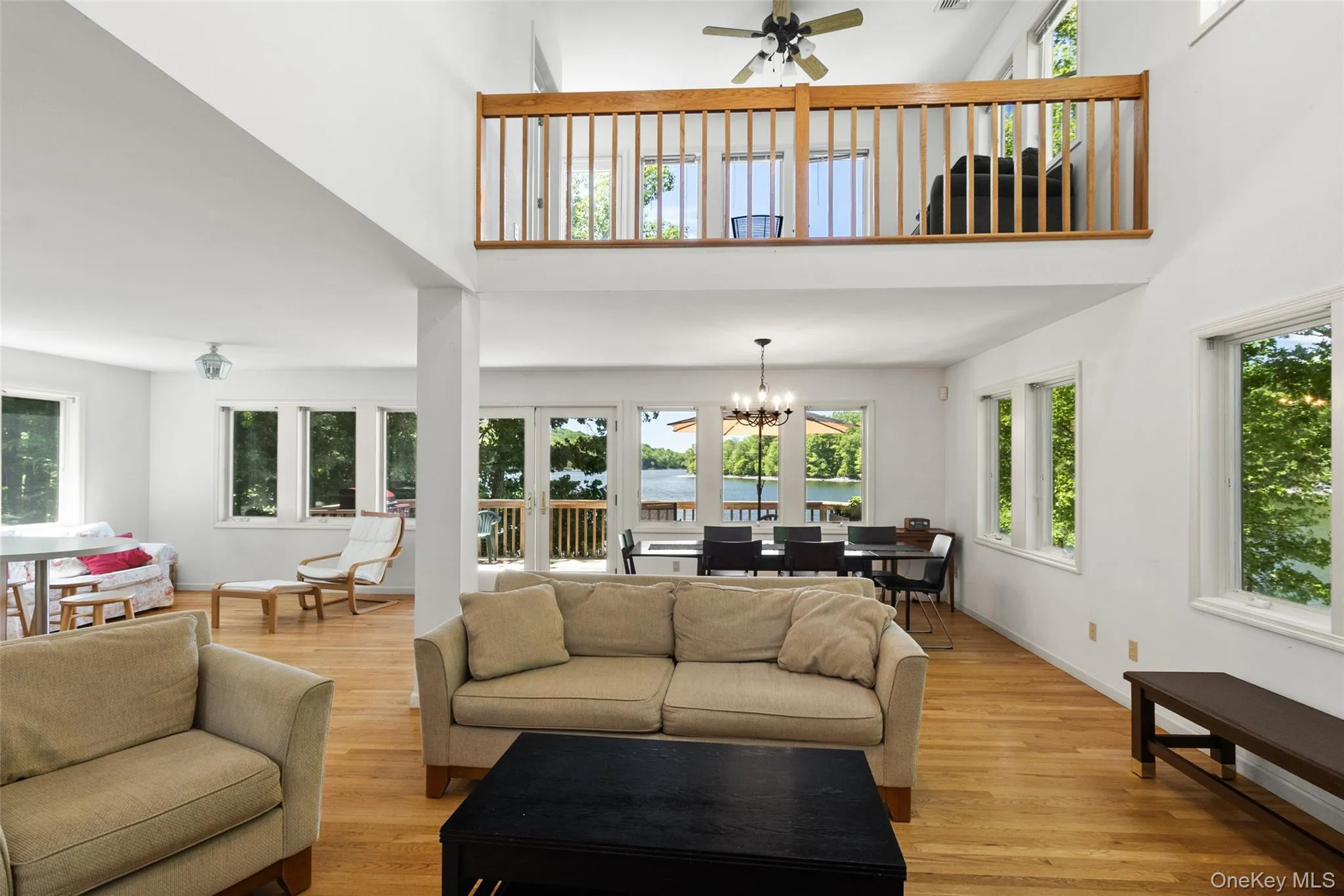 Dramatic open 2-Story sun filled Great Room Dramatic open 2-Story sun filled Great Room