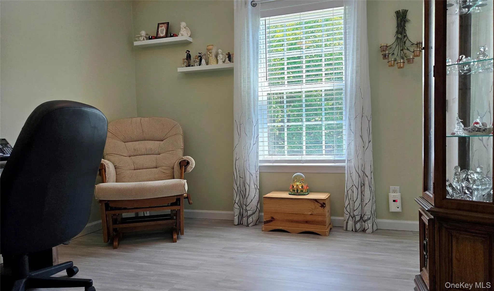 another guest room, large windows, lots of natural light. another guest room, large windows, lots of natural light.