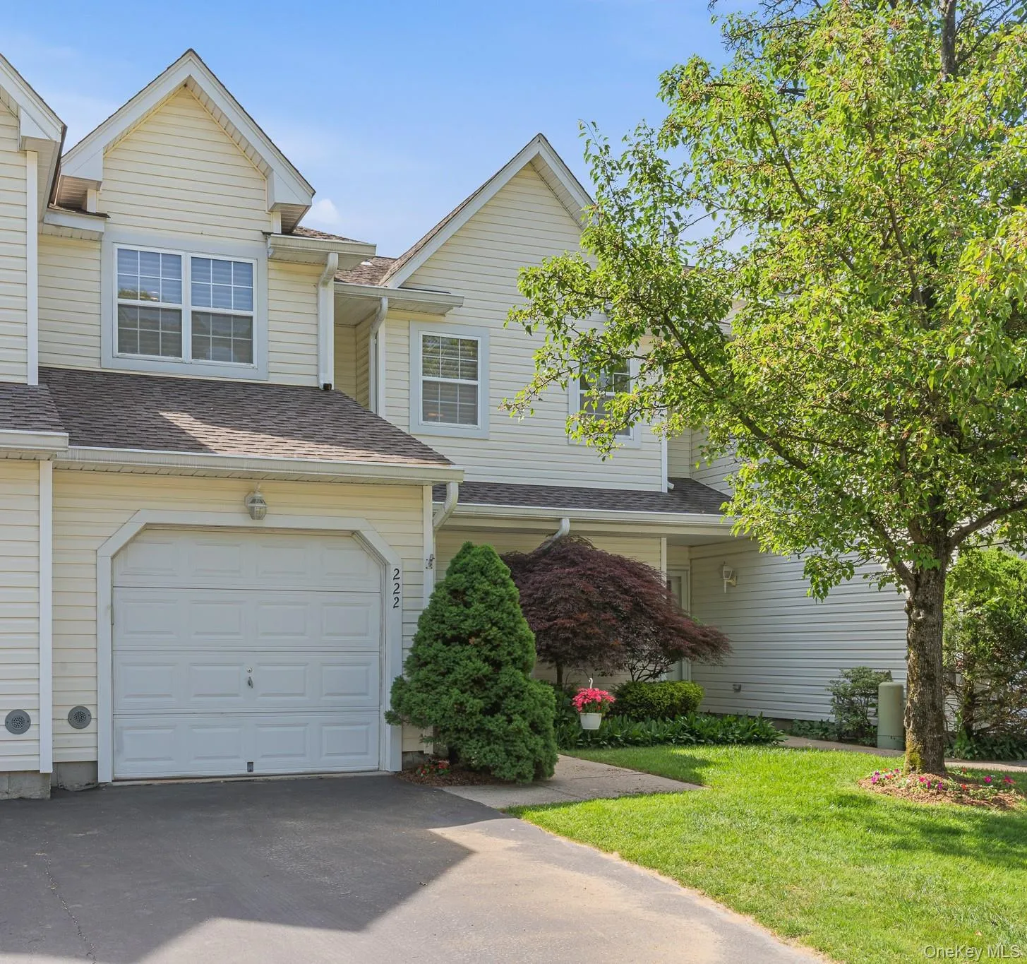 This Beautifully Upgraded "Essex" Model Townhome Offers A Picture Perfect Location Well Into The Community & Overlooking The Lake With Spectacular Views. This Beautifully Upgraded "Essex" Model Townhome Offers A Picture Perfect Location Well Into The Community & Overlooking The Lake With Spectacular Views.