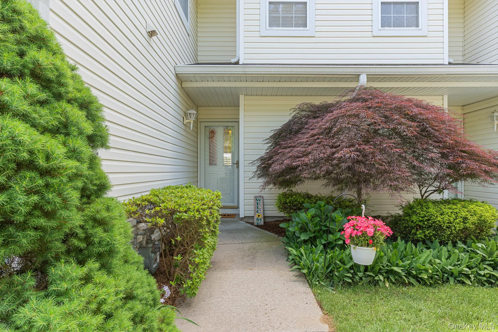 Beautiful Landscape With Mature Trees, Bushes & Plantings Wraps The Lovely Walkway & Entry To The Townhome. Beautiful Landscape With Mature Trees, Bushes & Plantings Wraps The Lovely Walkway & Entry To The Townhome.
