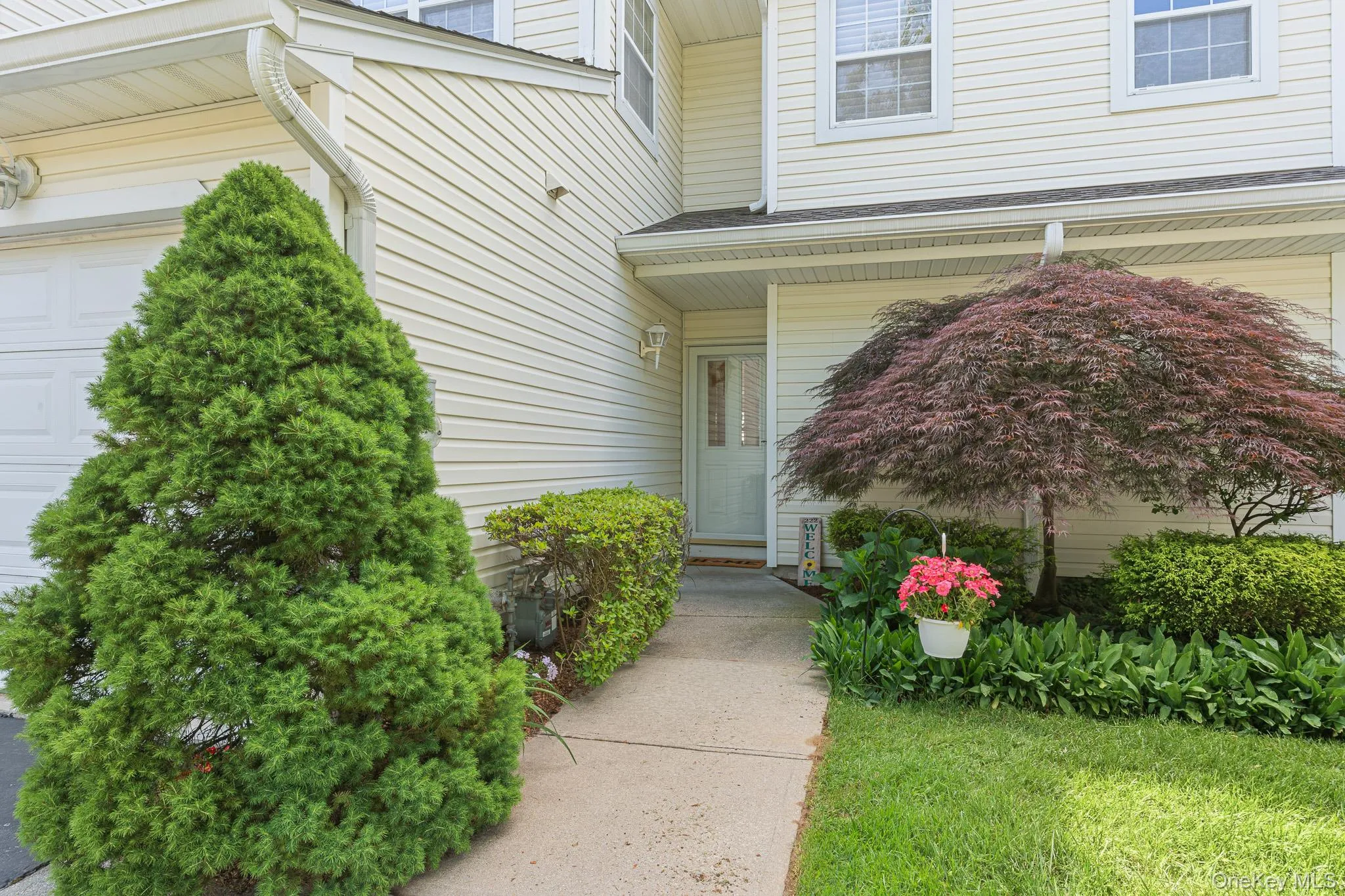 Beautiful Landscape With Mature Trees, Bushes & Plantings Wraps The Lovely Walkway & Entry To The Townhome. Beautiful Landscape With Mature Trees, Bushes & Plantings Wraps The Lovely Walkway & Entry To The Townhome.