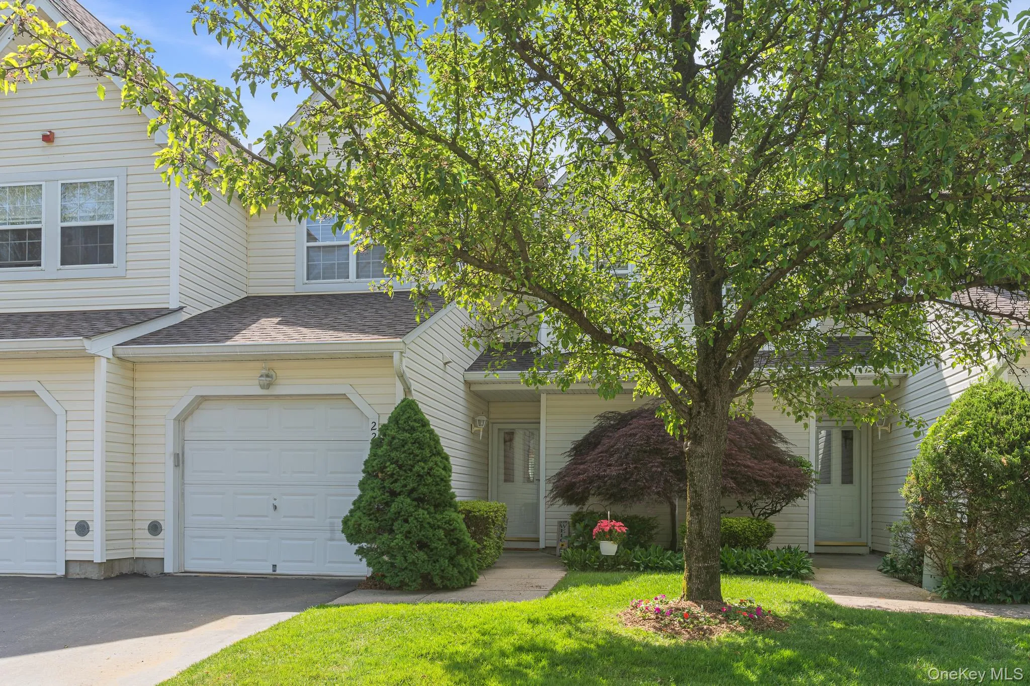 Beautiful Landscape With Mature Trees, Bushes & Plantings Wraps The Lovely Walkway & Entry To The Townhome. Beautiful Landscape With Mature Trees, Bushes & Plantings Wraps The Lovely Walkway & Entry To The Townhome.