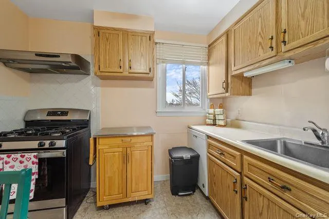64 Kathwood Road, Yonkers, NY, 3 Bedrooms Bedrooms, 6 Rooms Rooms,1 BathroomBathrooms,Residential,For Rent,Kathwood,0,1010247 64 Kathwood Road, Yonkers, NY, 3 Bedrooms Bedrooms, 6 Rooms Rooms,1 BathroomBathrooms,Residential,For Rent,Kathwood,0,1010247