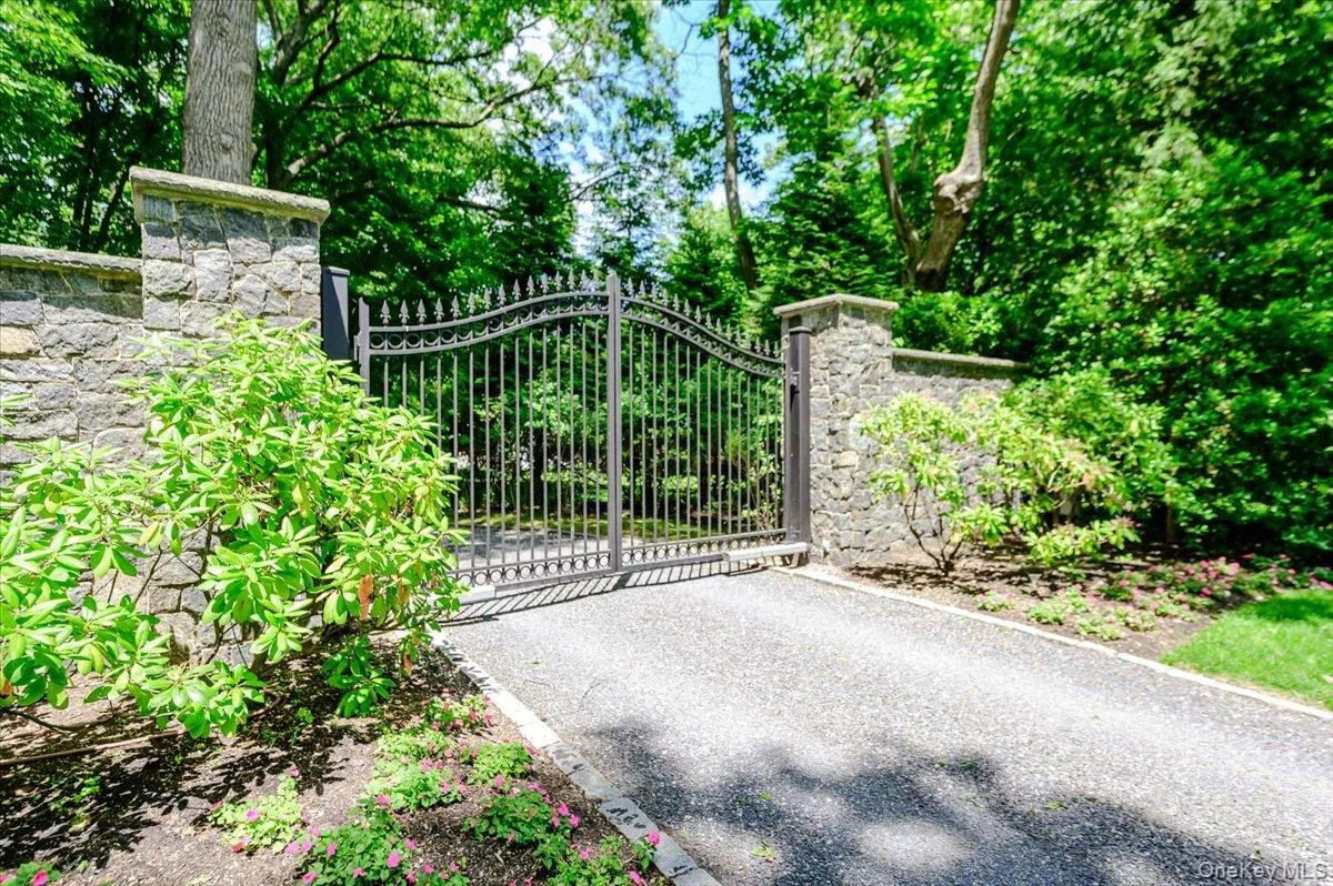 Gated adn fully fenced: 800' crushed stone entry with NYC Belgian block curb. Gated adn fully fenced: 800' crushed stone entry with NYC Belgian block curb.