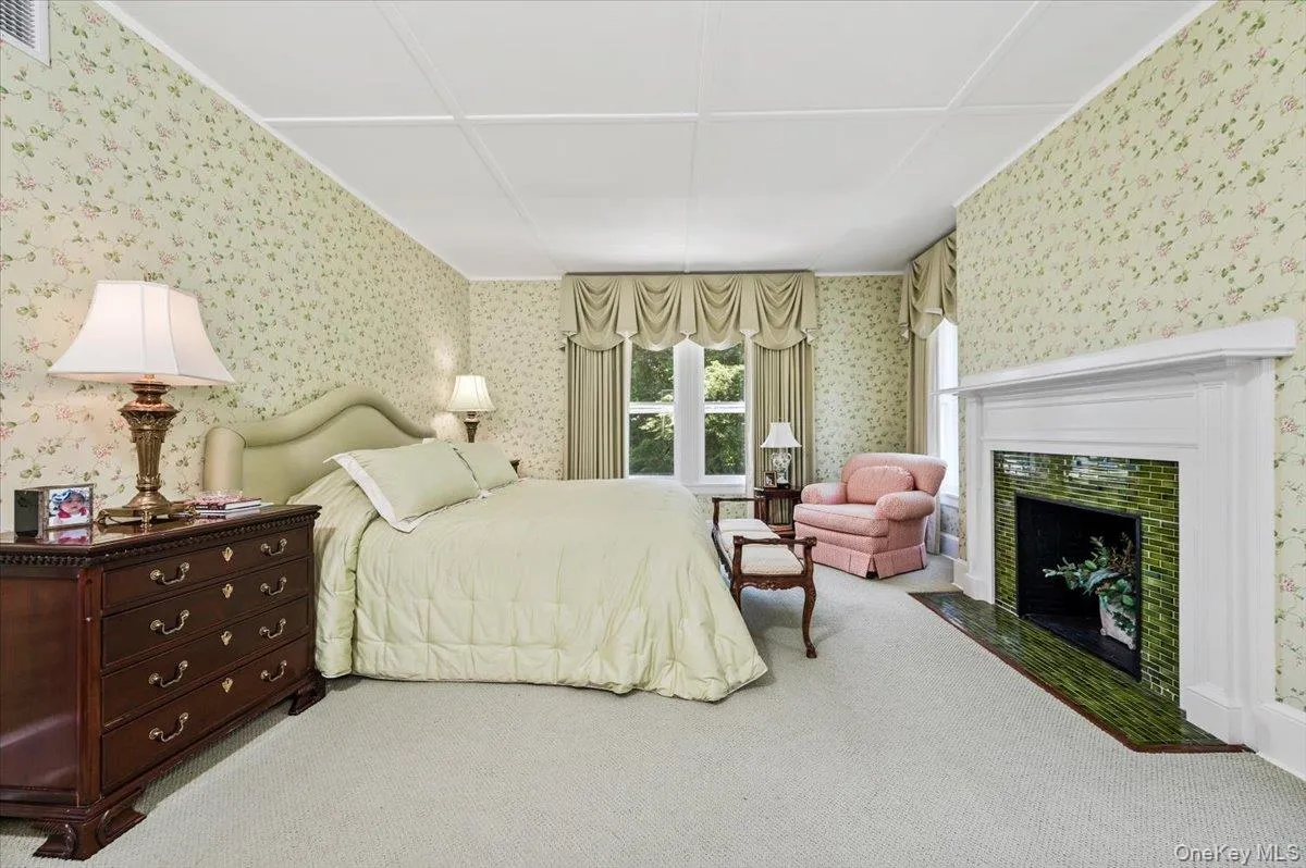 Ensuite bdrm w/fireplace Ensuite bdrm w/fireplace