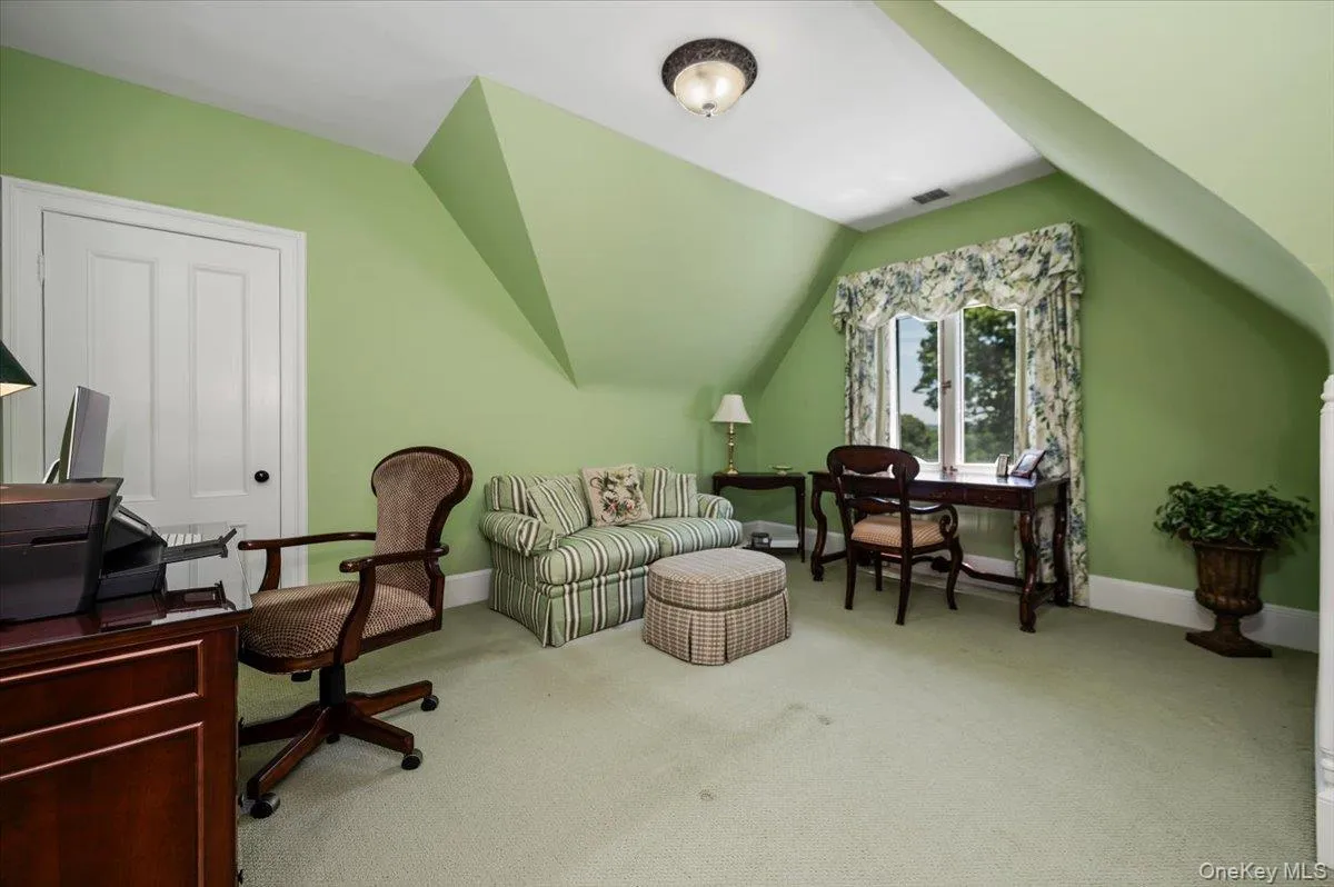 Office/Bedroom Office/Bedroom