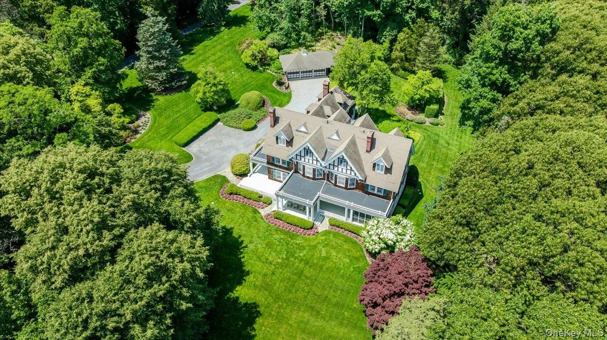 563 Asharoken Avenue: Outstanding; Turn Key; Meticulously Maintained; Inviting; Beyond Private 563 Asharoken Avenue: Outstanding; Turn Key; Meticulously Maintained; Inviting; Beyond Private
