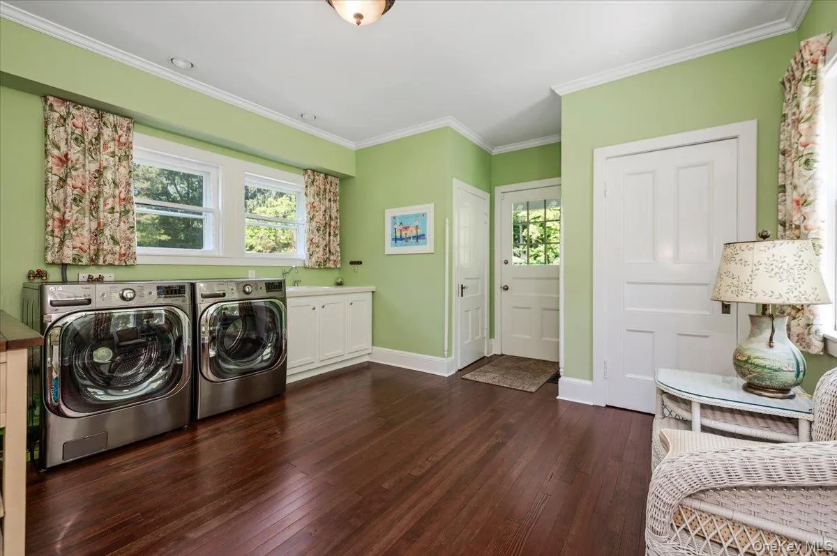 w/storage closets, bathroom and side access w/storage closets, bathroom and side access