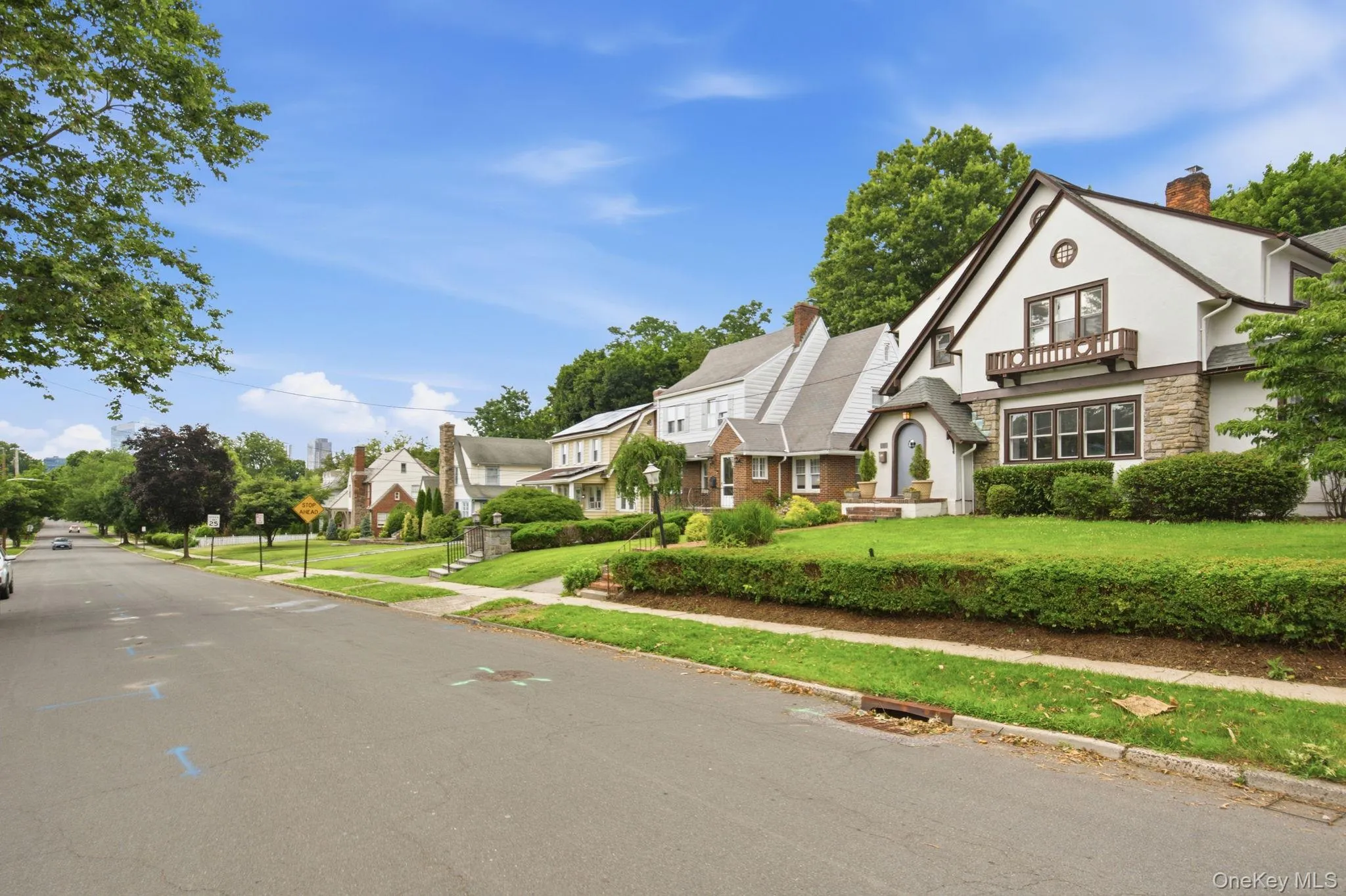 The Highlands neighborhood puts downtown White Plains dining and shopping within easy reach. The Highlands neighborhood puts downtown White Plains dining and shopping within easy reach.