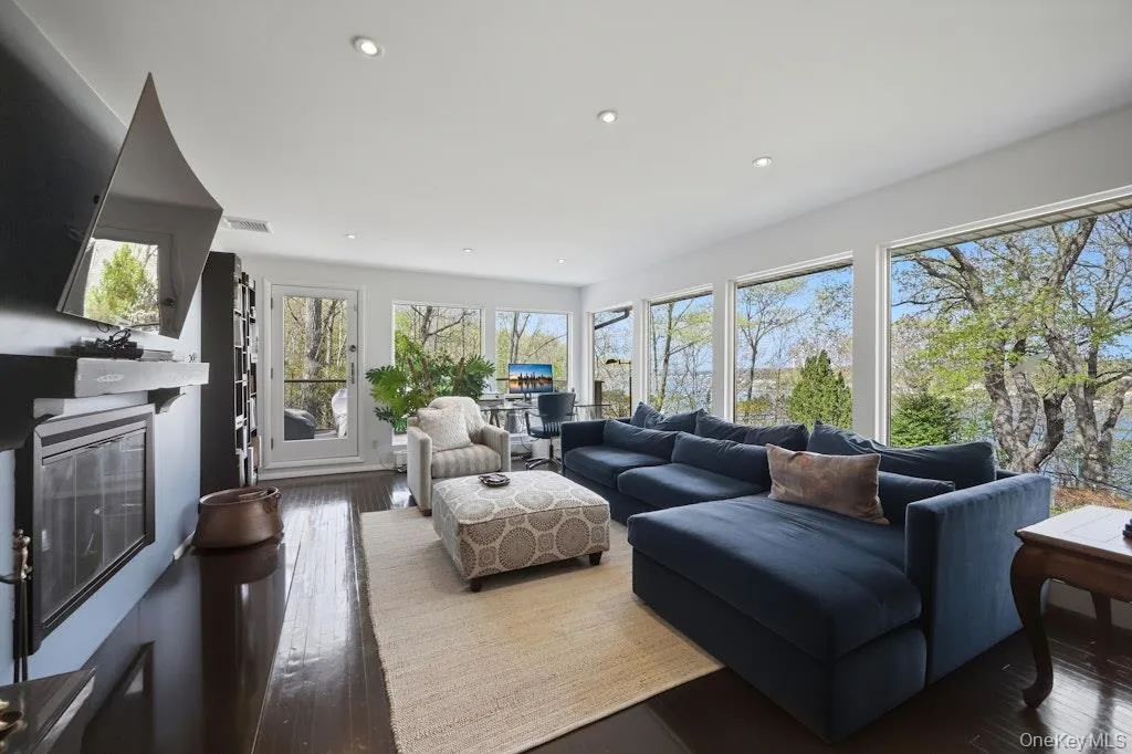 Walls of glass, door to deck, fireplace and spectacular views Walls of glass, door to deck, fireplace and spectacular views