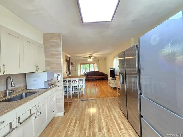 24841 Thebes Avenue, New York, NY, 3 Bedrooms Bedrooms, 7 Rooms Rooms,2 BathroomsBathrooms,Residential,For Rent,Thebes,0,1010293 24841 Thebes Avenue, New York, NY, 3 Bedrooms Bedrooms, 7 Rooms Rooms,2 BathroomsBathrooms,Residential,For Rent,Thebes,0,1010293