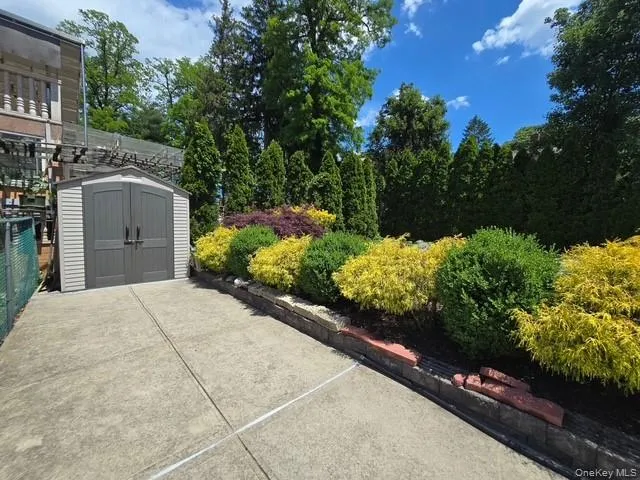 24841 Thebes Avenue, New York, NY, 3 Bedrooms Bedrooms, 7 Rooms Rooms,2 BathroomsBathrooms,Residential,For Rent,Thebes,0,1010293 24841 Thebes Avenue, New York, NY, 3 Bedrooms Bedrooms, 7 Rooms Rooms,2 BathroomsBathrooms,Residential,For Rent,Thebes,0,1010293