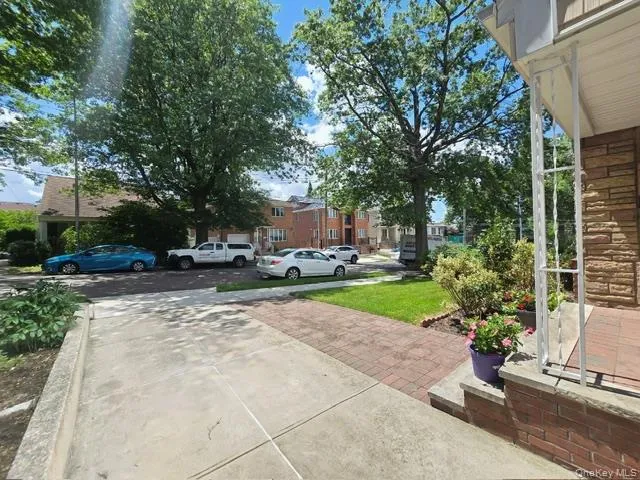 24841 Thebes Avenue, New York, NY, 3 Bedrooms Bedrooms, 7 Rooms Rooms,2 BathroomsBathrooms,Residential,For Rent,Thebes,0,1010293 24841 Thebes Avenue, New York, NY, 3 Bedrooms Bedrooms, 7 Rooms Rooms,2 BathroomsBathrooms,Residential,For Rent,Thebes,0,1010293