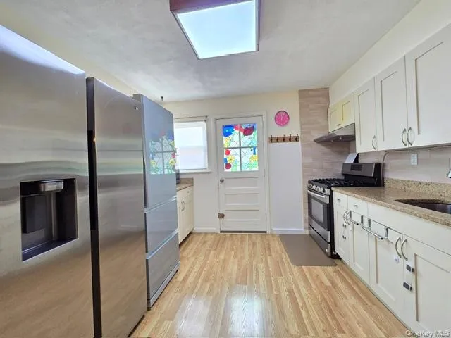 24841 Thebes Avenue, New York, NY, 3 Bedrooms Bedrooms, 7 Rooms Rooms,2 BathroomsBathrooms,Residential,For Rent,Thebes,0,1010293 24841 Thebes Avenue, New York, NY, 3 Bedrooms Bedrooms, 7 Rooms Rooms,2 BathroomsBathrooms,Residential,For Rent,Thebes,0,1010293