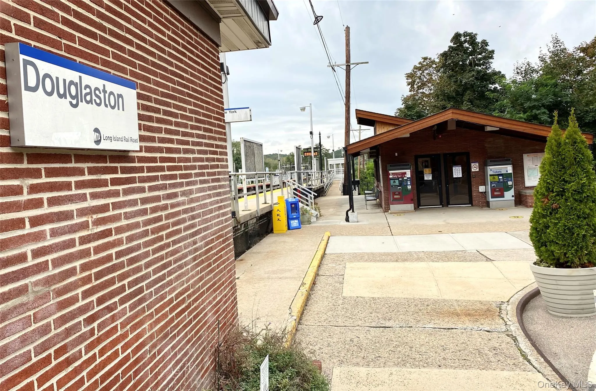 Douglaston LIRR. 1 block away Douglaston LIRR. 1 block away