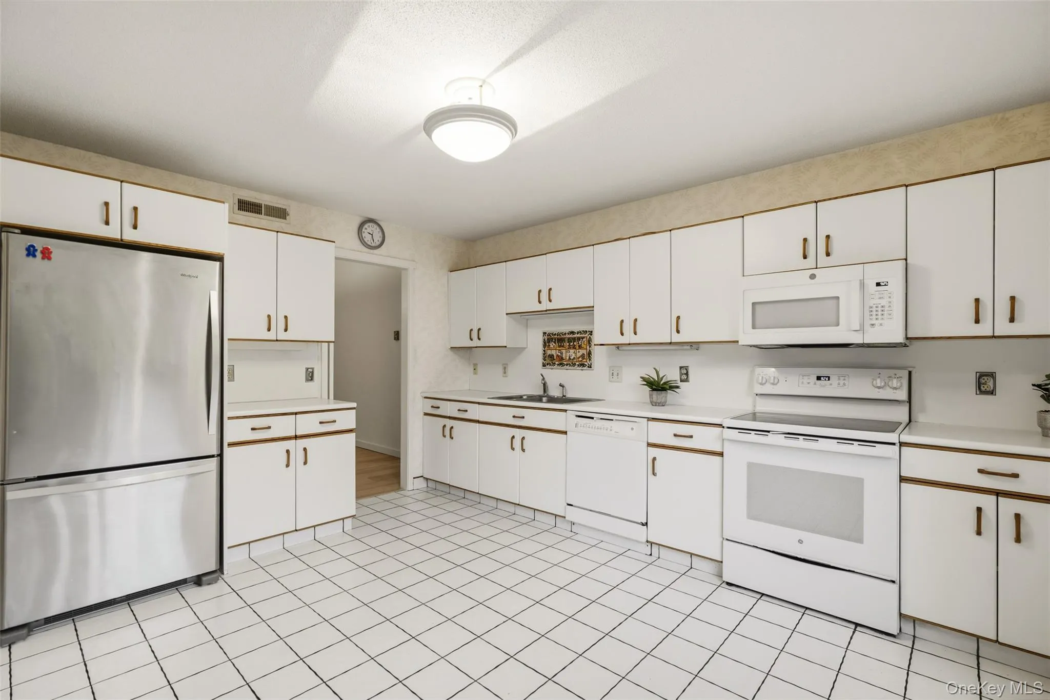 Eat-in kitchen Eat-in kitchen