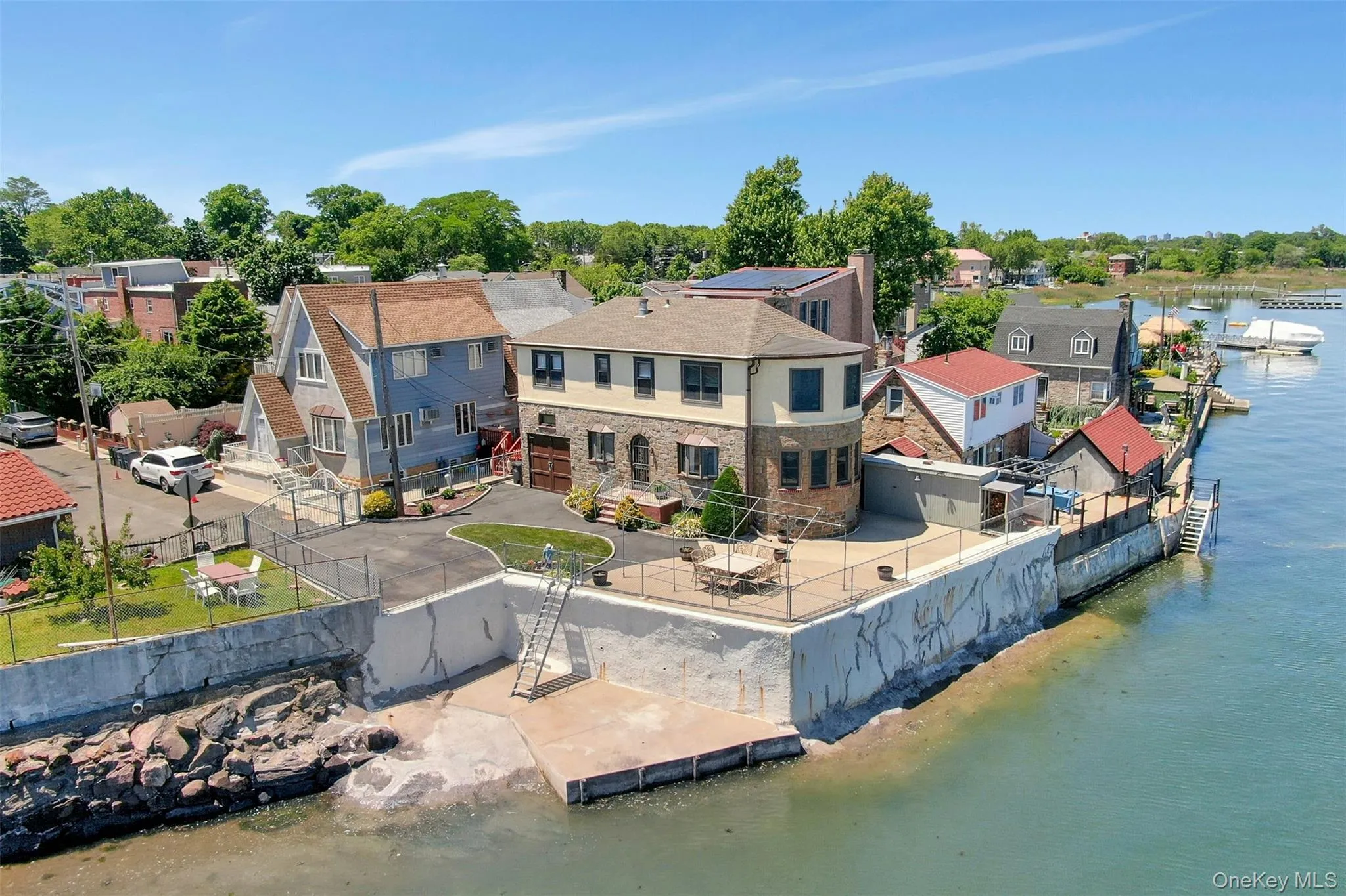 Large waterfront real estate Large waterfront real estate