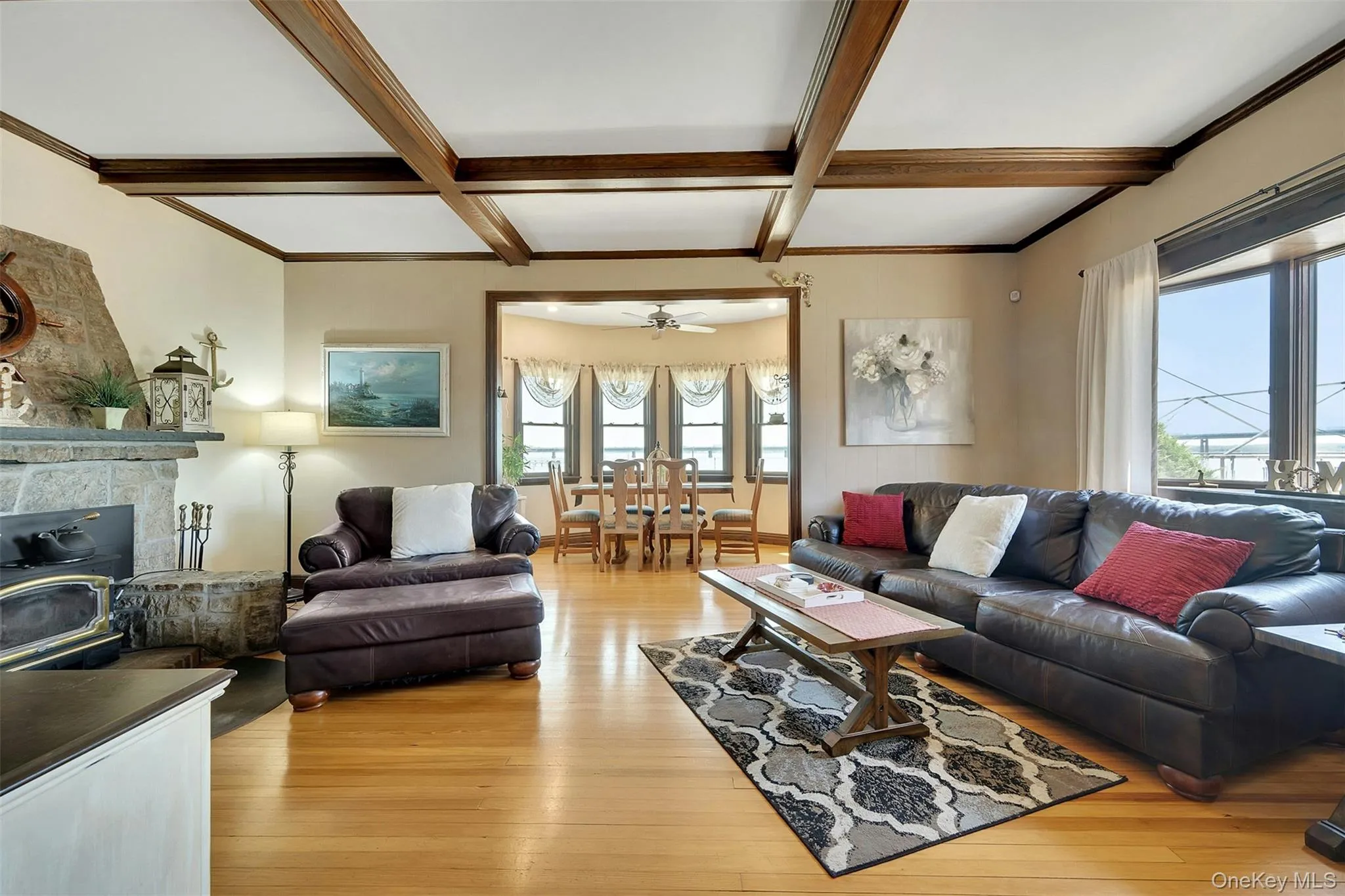 Warm Living Roomvwith direct water view Warm Living Roomvwith direct water view