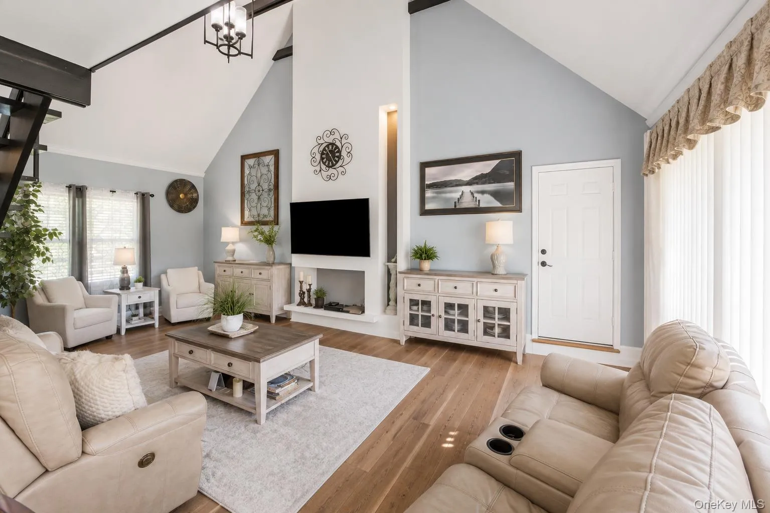 Livingroom with Cathedral Ceilings & Exposed Beams Livingroom with Cathedral Ceilings & Exposed Beams