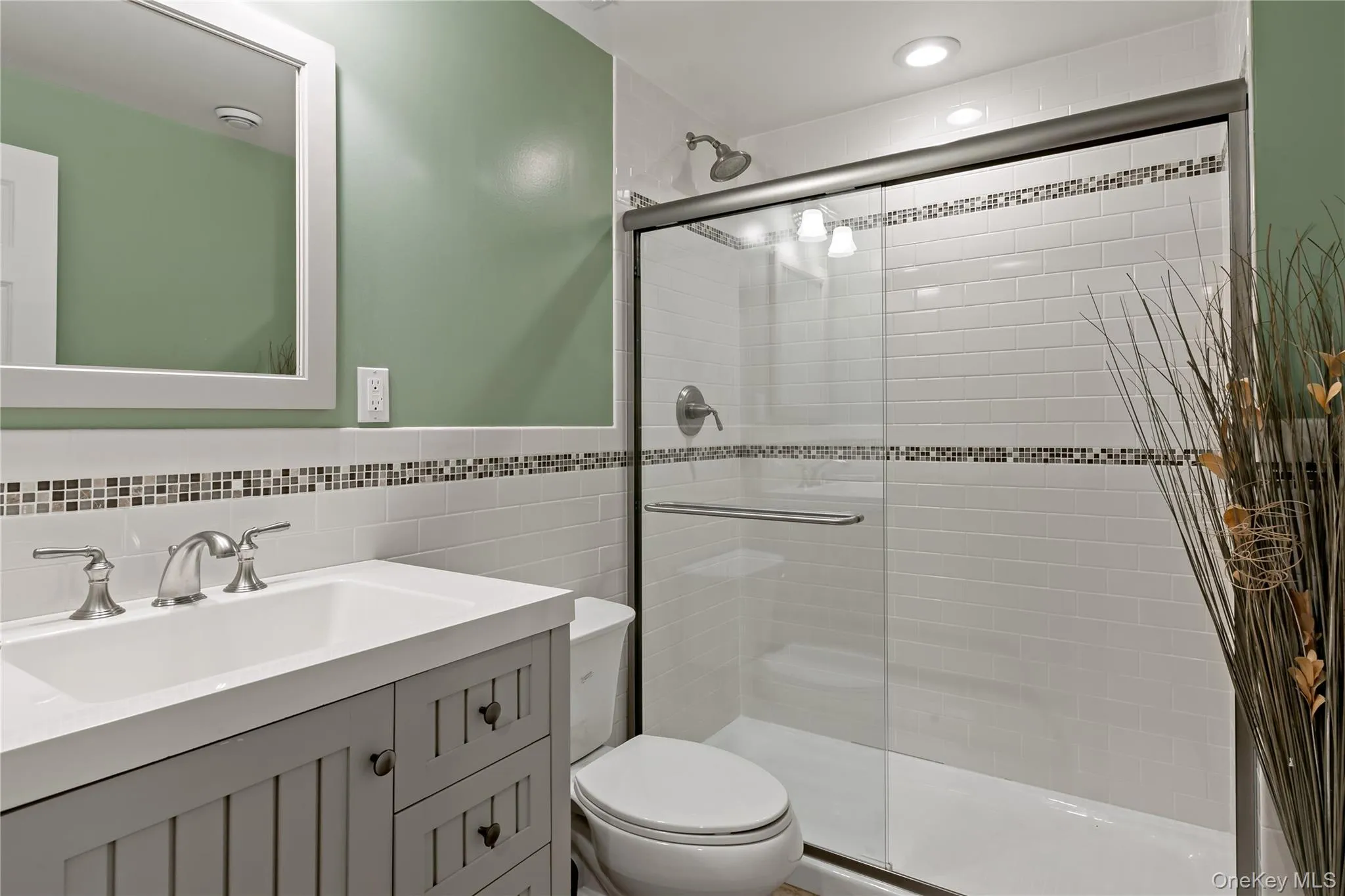 Full bathroom on lower level. Full bathroom on lower level.