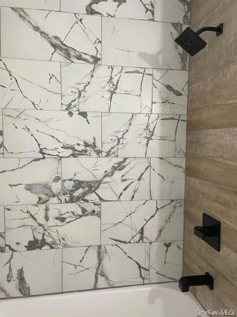 Bathroom with tiled shower / bath Bathroom with tiled shower / bath