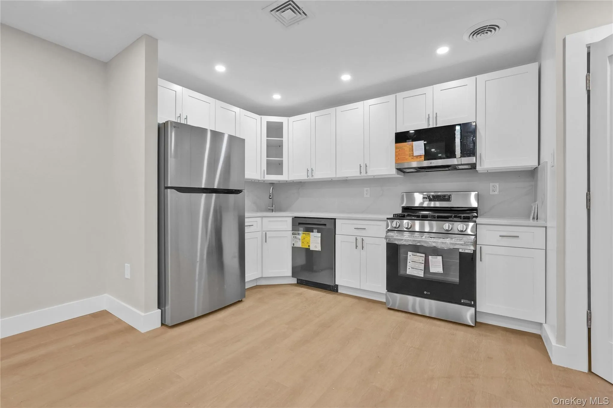 936 Union Avenue, New York, NY, 2 Bedrooms Bedrooms, 6 Rooms Rooms,1 BathroomBathrooms,Residential,For Rent,Union,0,1010455 936 Union Avenue, New York, NY, 2 Bedrooms Bedrooms, 6 Rooms Rooms,1 BathroomBathrooms,Residential,For Rent,Union,0,1010455