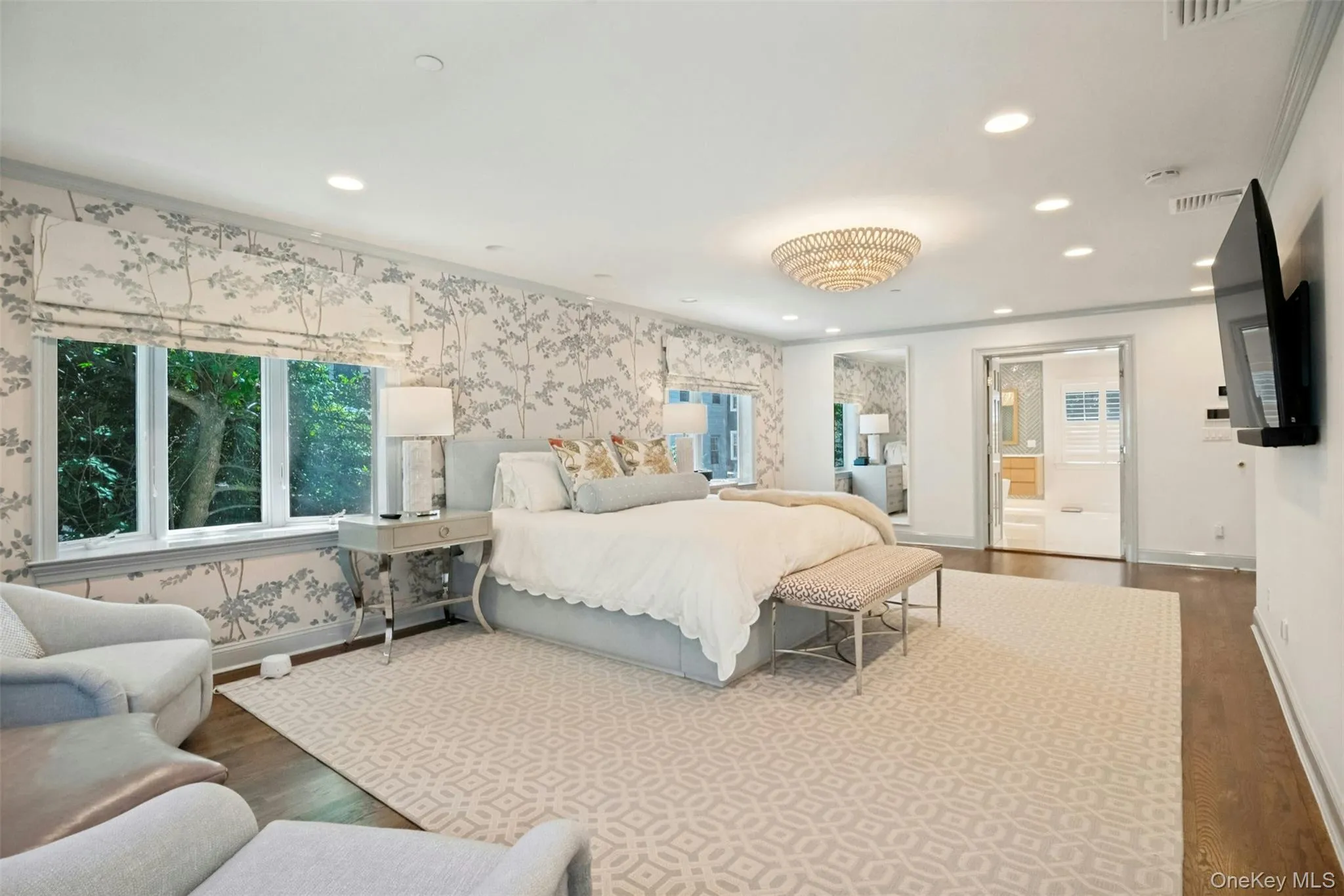 Huge bedroom with walk in closet Huge bedroom with walk in closet