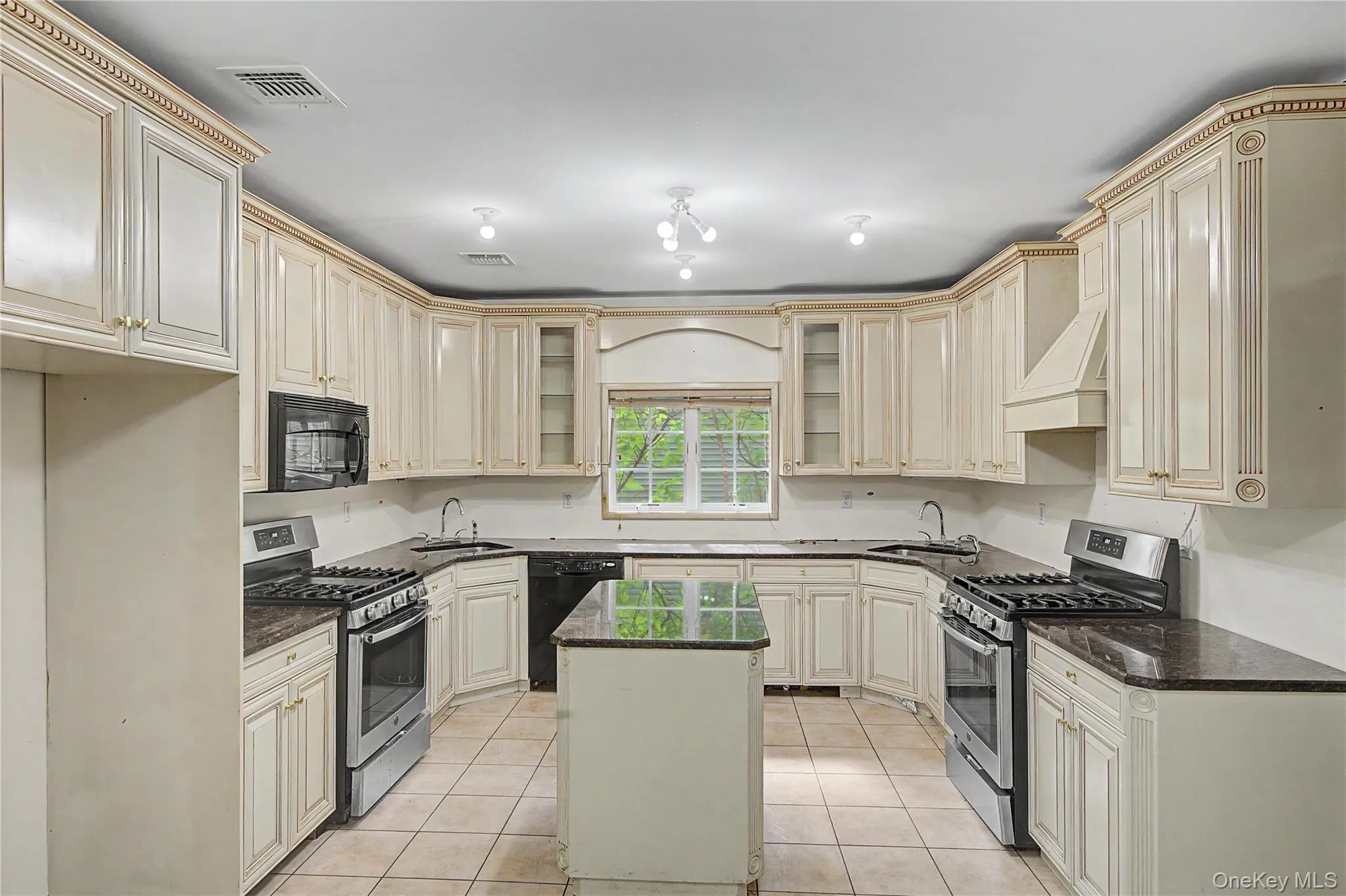 11 Laura Place, Ramapo, NY, 7 Bedrooms Bedrooms, 14 Rooms Rooms,3 BathroomsBathrooms,Residential,For Rent,Laura,0,1010475 11 Laura Place, Ramapo, NY, 7 Bedrooms Bedrooms, 14 Rooms Rooms,3 BathroomsBathrooms,Residential,For Rent,Laura,0,1010475