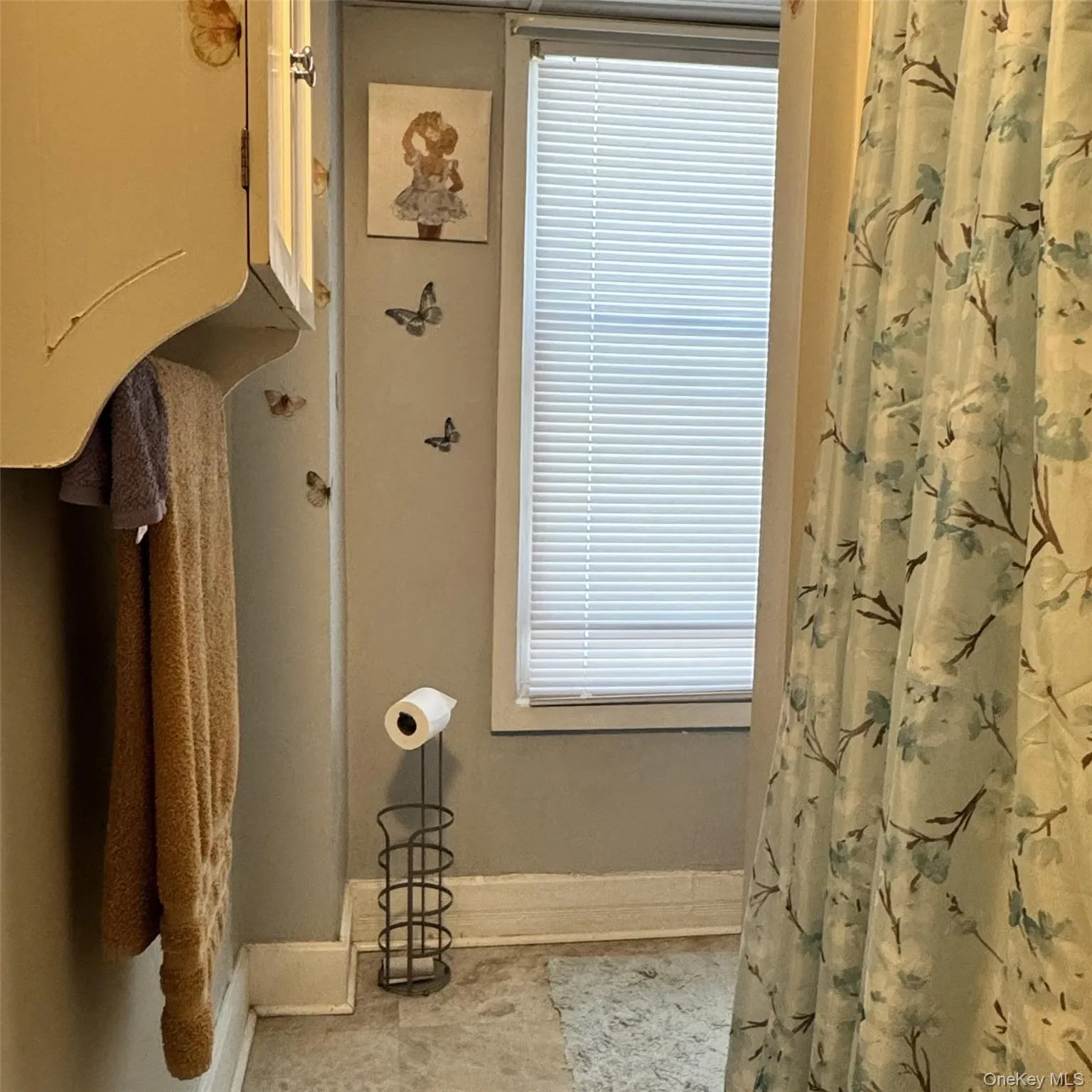 Spacious full bathroom Spacious full bathroom