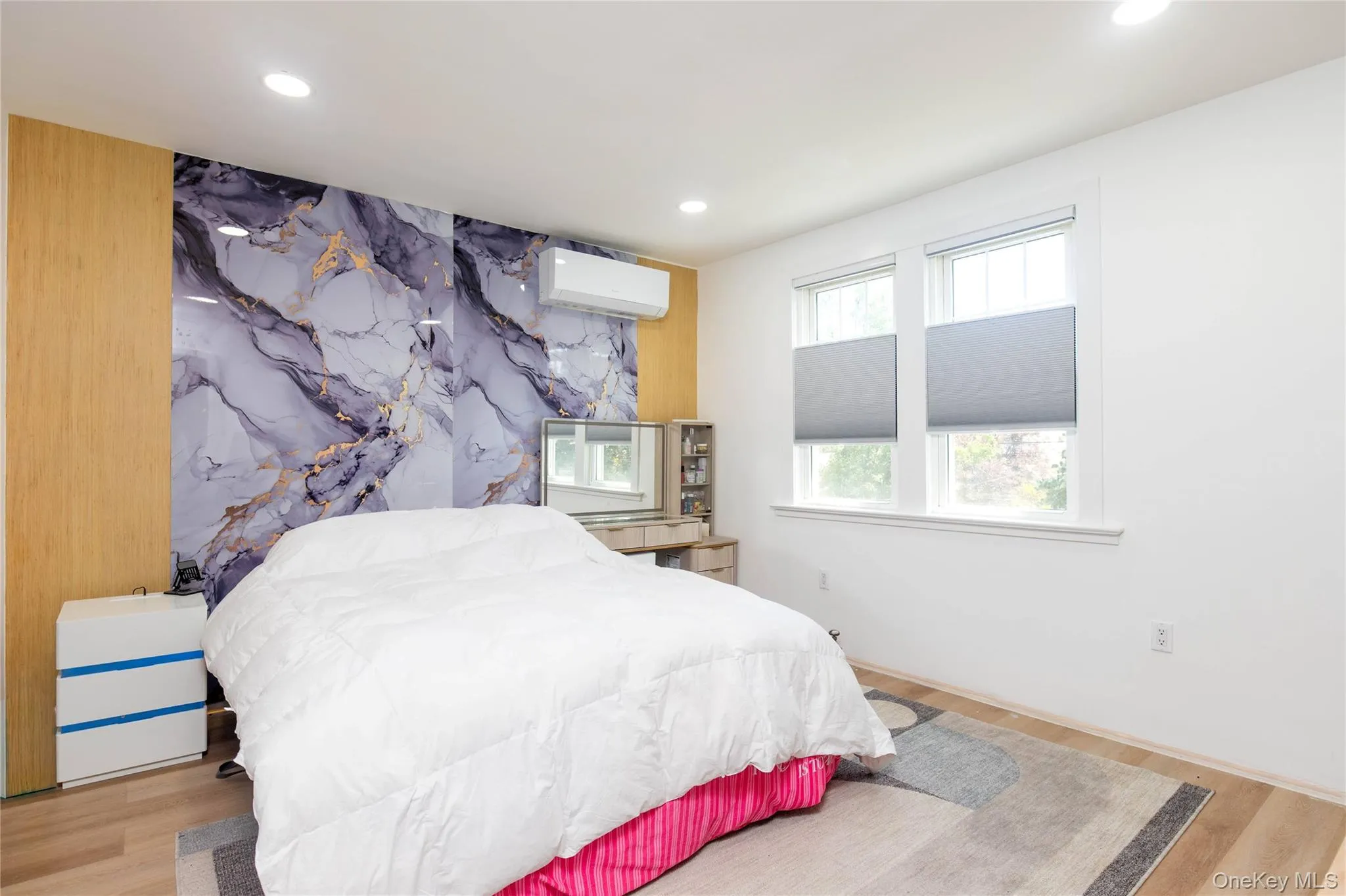 Feature wall with a gray and gold marble-patterned finish, complemented by a wood-finish accent panel Feature wall with a gray and gold marble-patterned finish, complemented by a wood-finish accent panel
