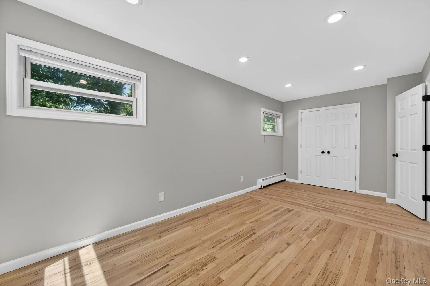 Extra Large Secondary Bedroom Extra Large Secondary Bedroom
