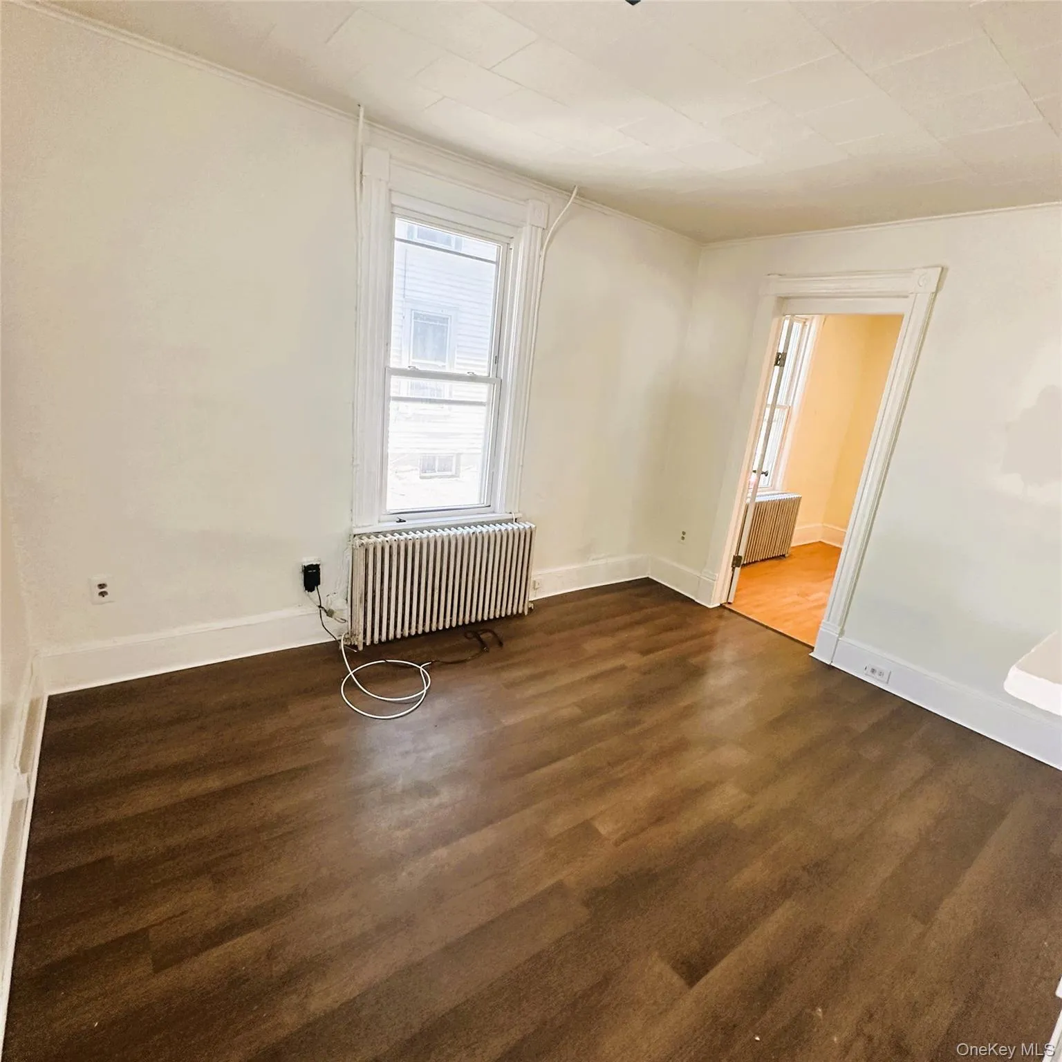 Vinyl flooring, radiator heating. Vinyl flooring, radiator heating.