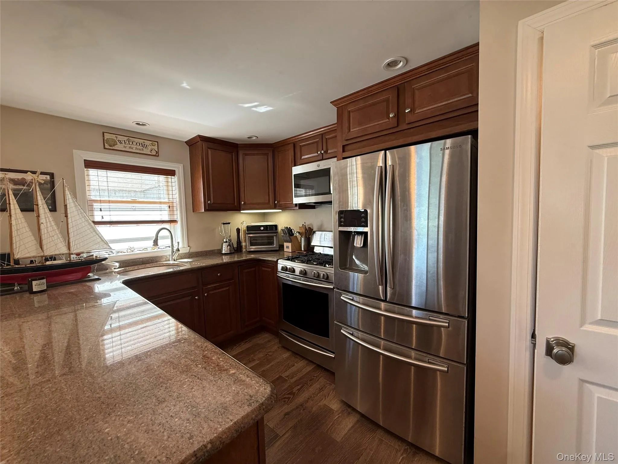 Eat-in Kitchen Eat-in Kitchen