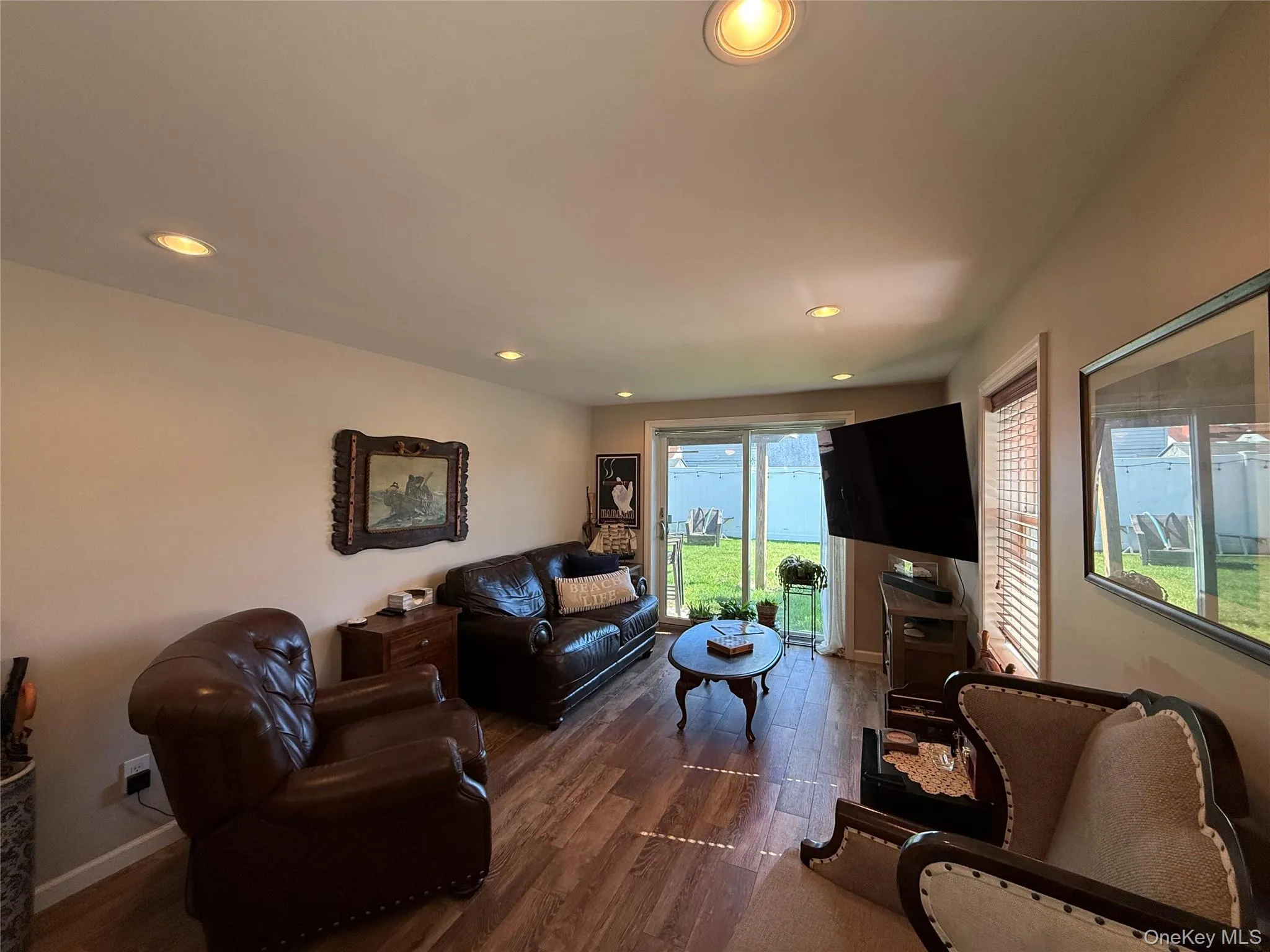 Living Area/Dining Area Living Area/Dining Area