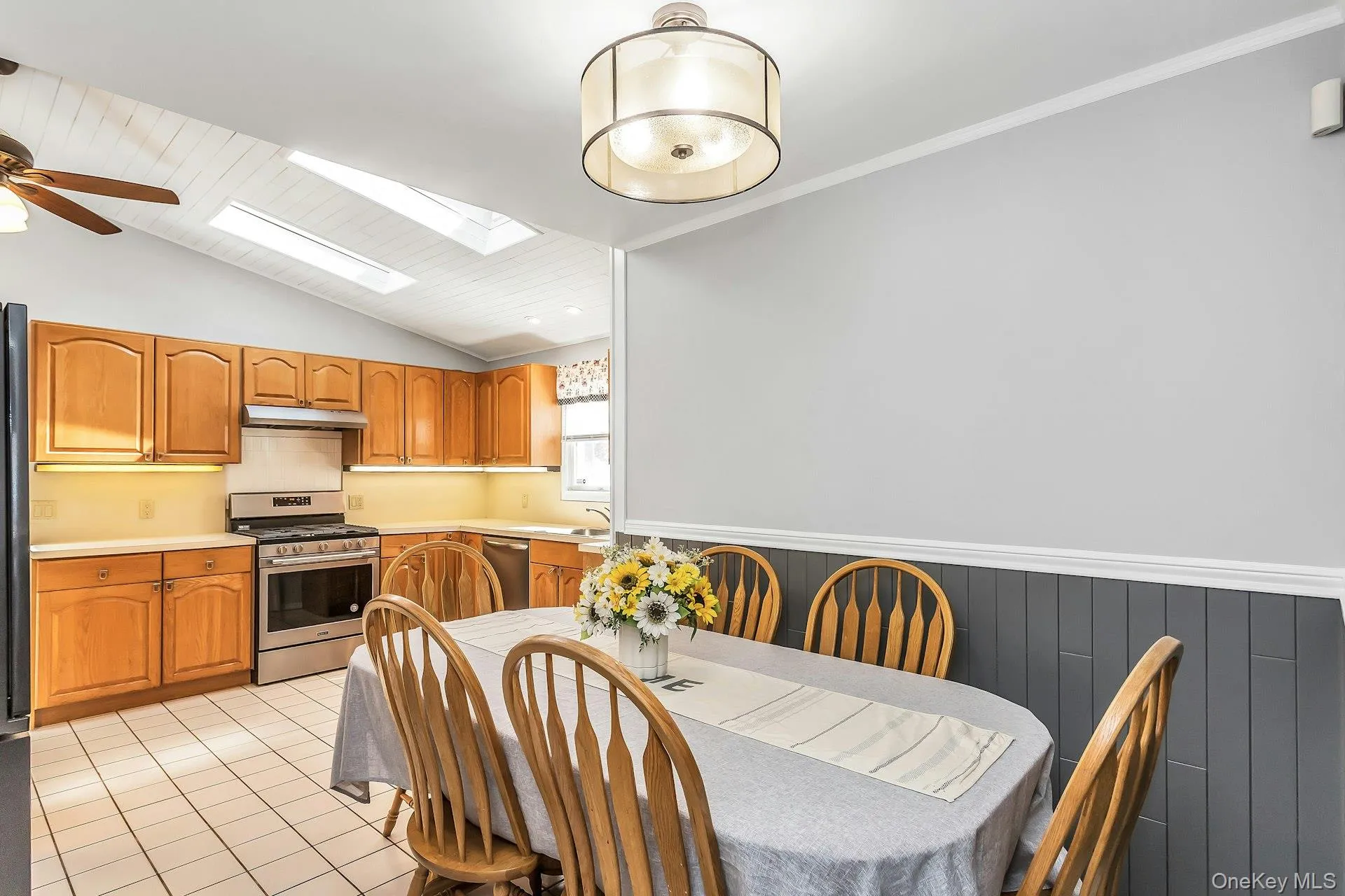 Large Kitchen with Dining Room Large Kitchen with Dining Room