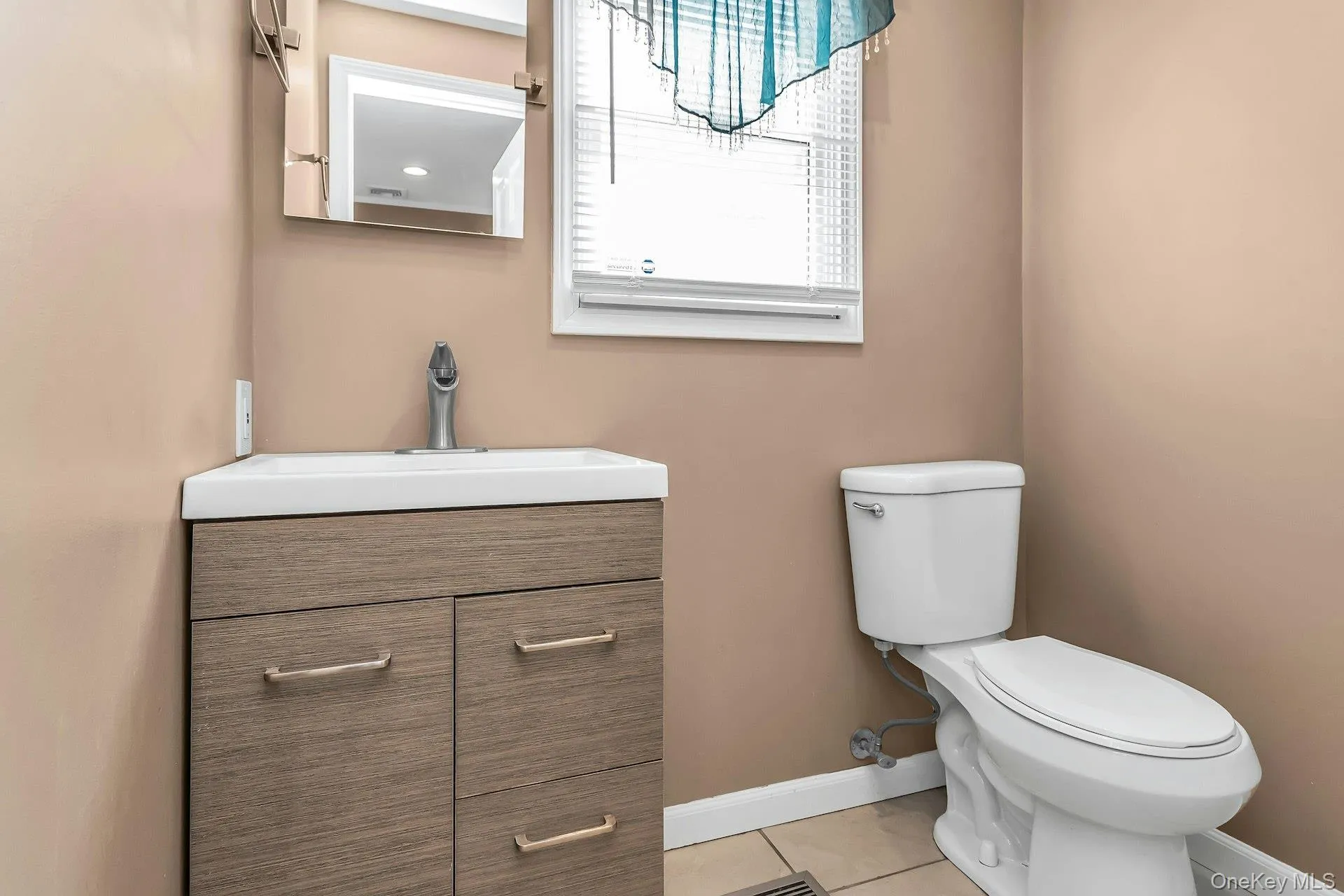 1/2 Bath off Laundry Room 1/2 Bath off Laundry Room