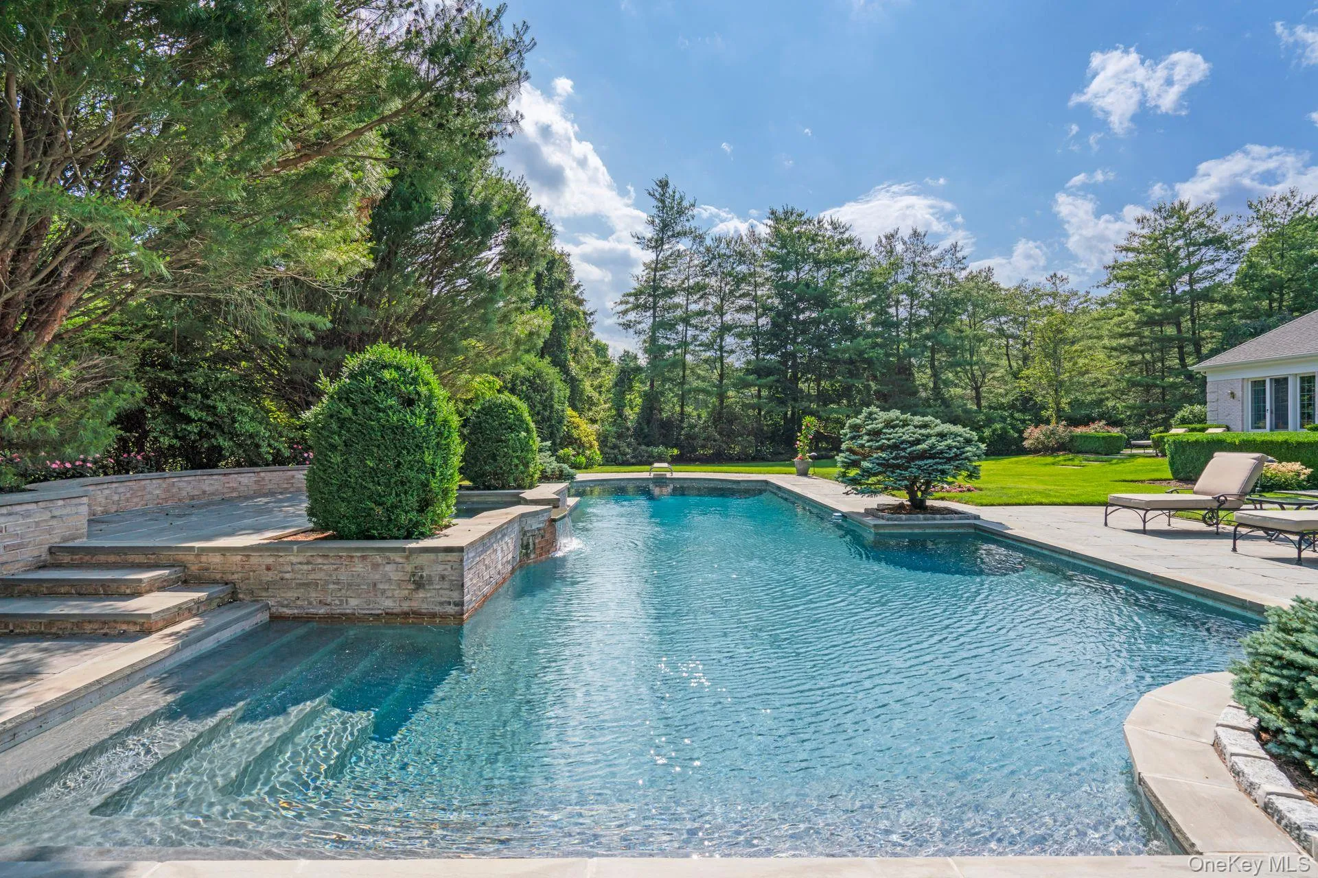 Swimming pool with elevated jacuzzi Swimming pool with elevated jacuzzi