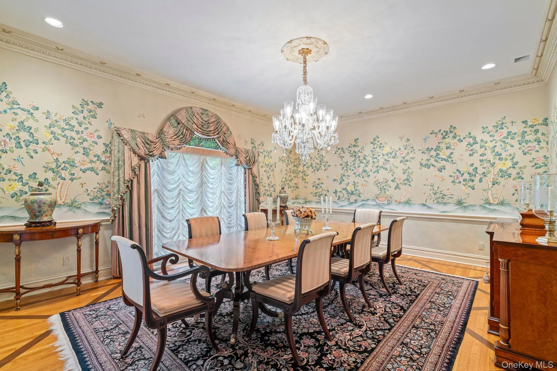 Elegant and generously proportioned dining room, crown molding Elegant and generously proportioned dining room, crown molding