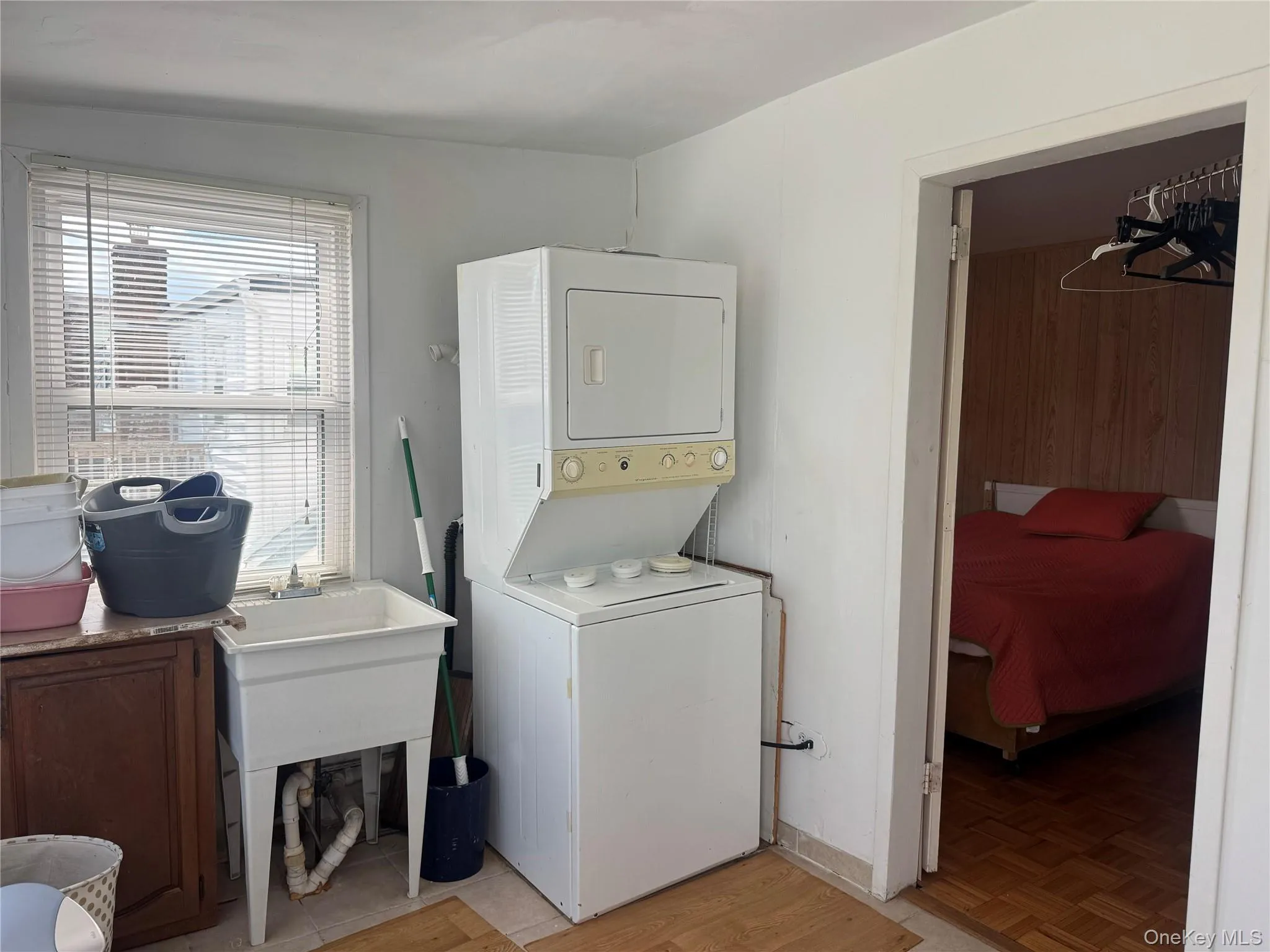 Bonus room/laundry room/ home office Bonus room/laundry room/ home office