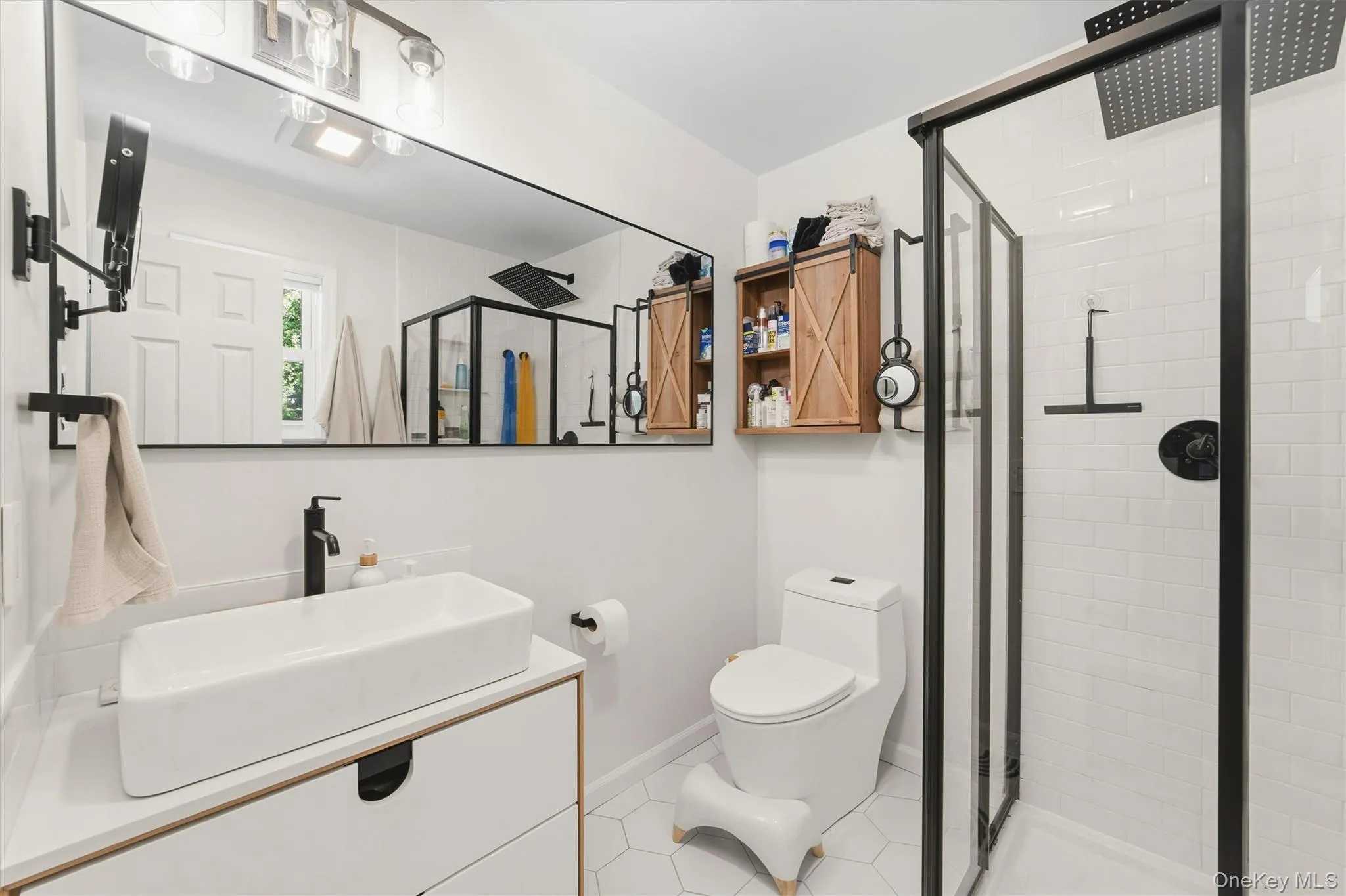 Beautiful appointed featuring modern fixtures and clean lines Beautiful appointed featuring modern fixtures and clean lines