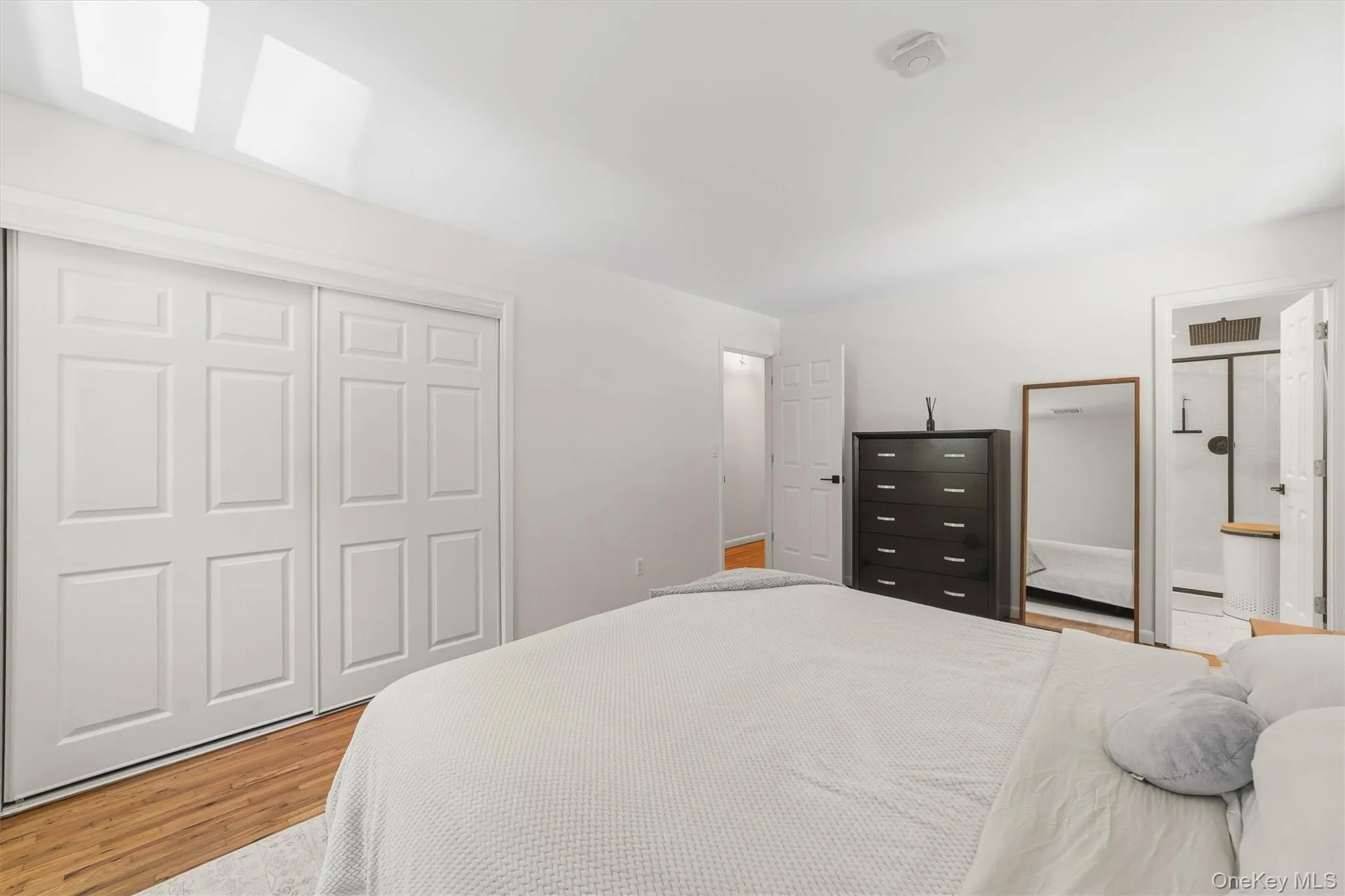 Spacious bedroom with full bath Spacious bedroom with full bath