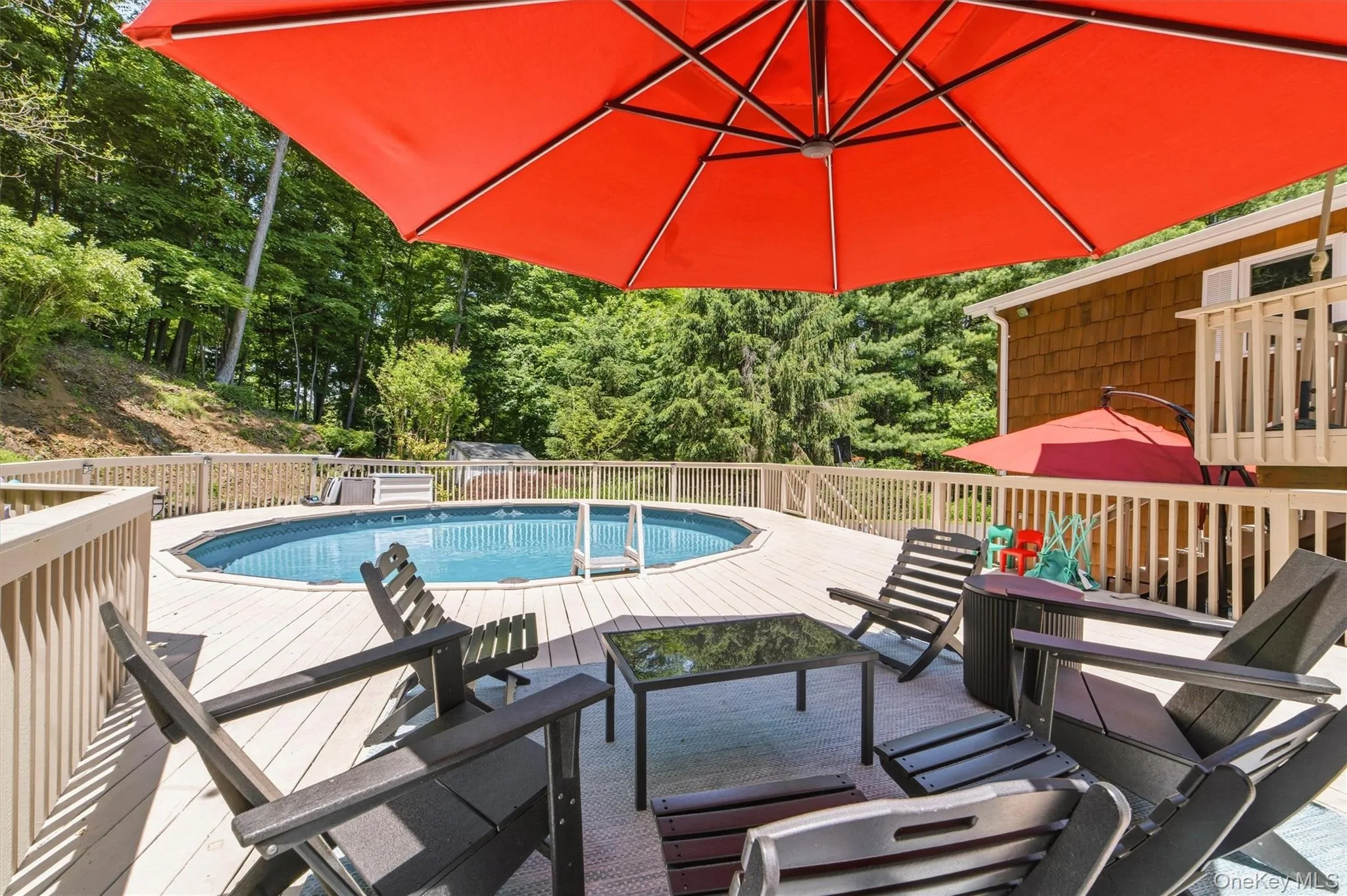 Perfect pool setup for cooling off and entertaining guests Perfect pool setup for cooling off and entertaining guests