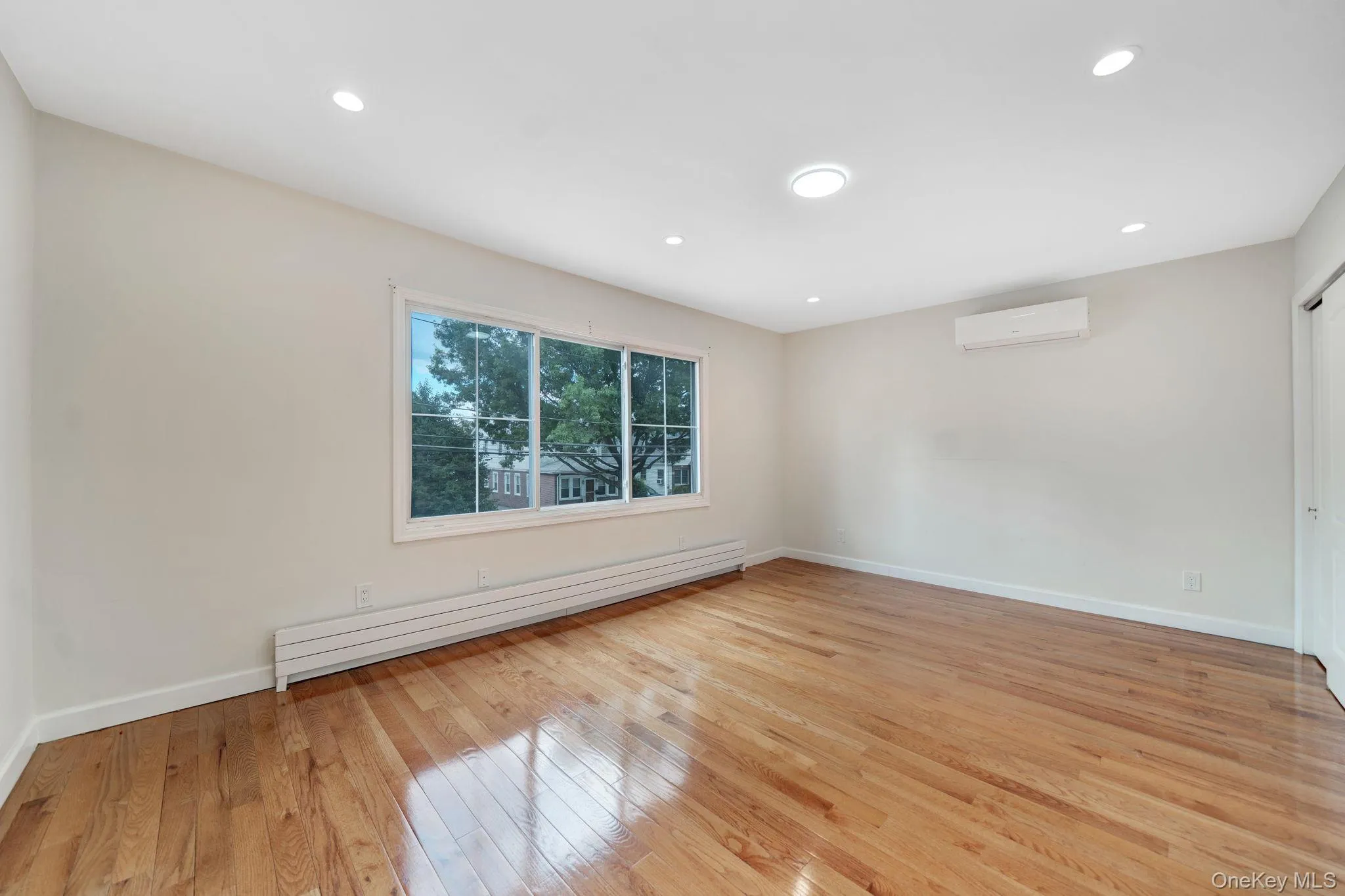 Master bedroom on 2nd floor with mini split AC. Master bedroom on 2nd floor with mini split AC.